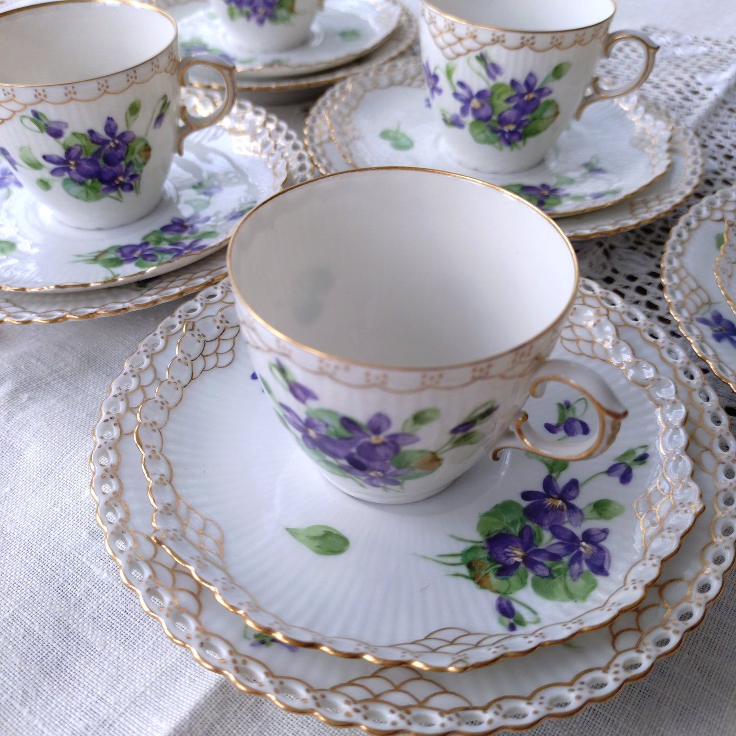 1870-1890年RoyalCopenhagenの紫のスミレのモカカップソーサー/デミタスと小さなケーキプレート直径約14.5㎝Dのトリオ