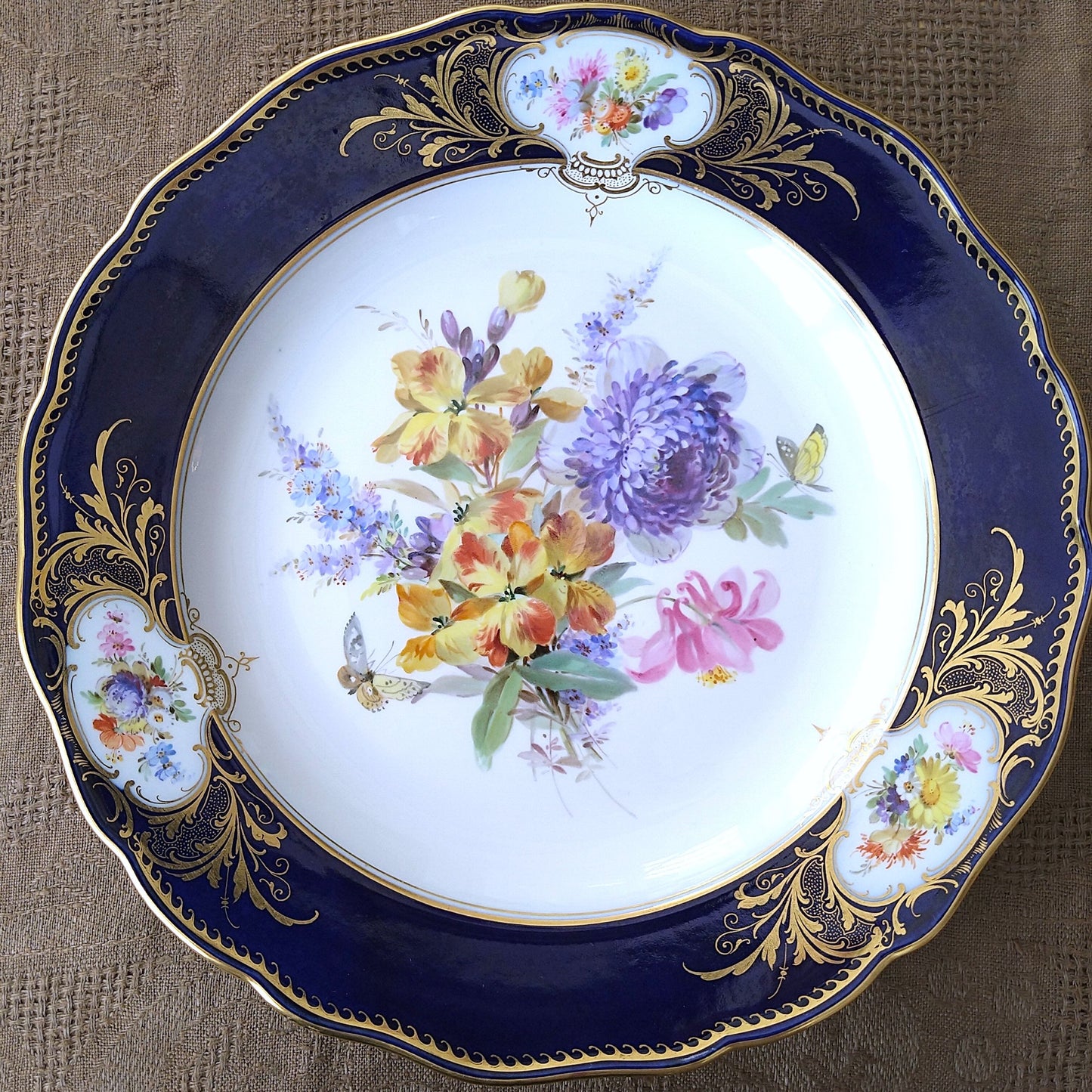 1850～1924年Meissenコバルトフォンドプレート直径約25cmD青紫の花とアストロメリアのブーケ