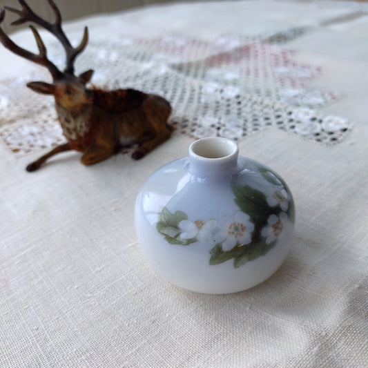 1889-1922年のRoyalCopenhegen白い花のミニベース高さ約4.5㎝H、直径約5㎝D