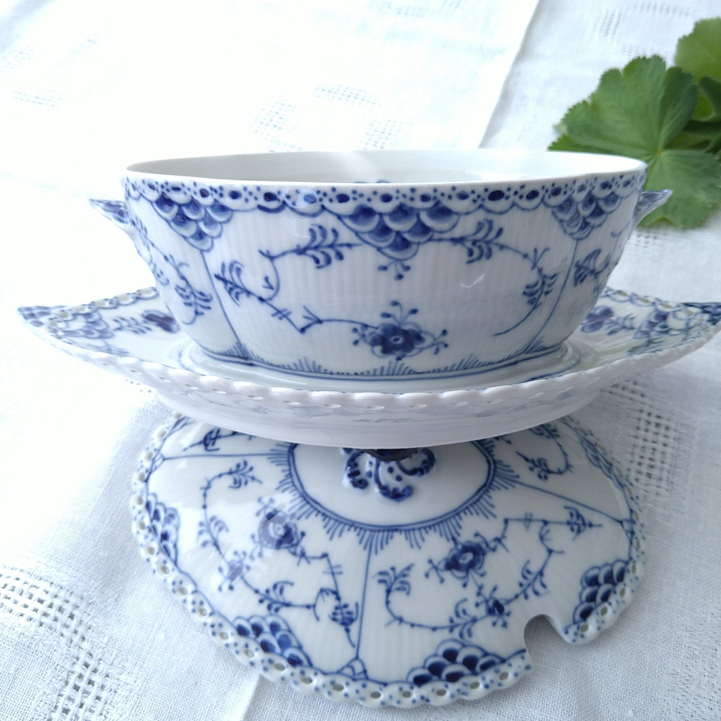 1969～1979年RoyalCopenhagenブルーフルーテッドフルレース蓋つきソースボードSauceBoatWithCoverAndStand400ml24㎝L