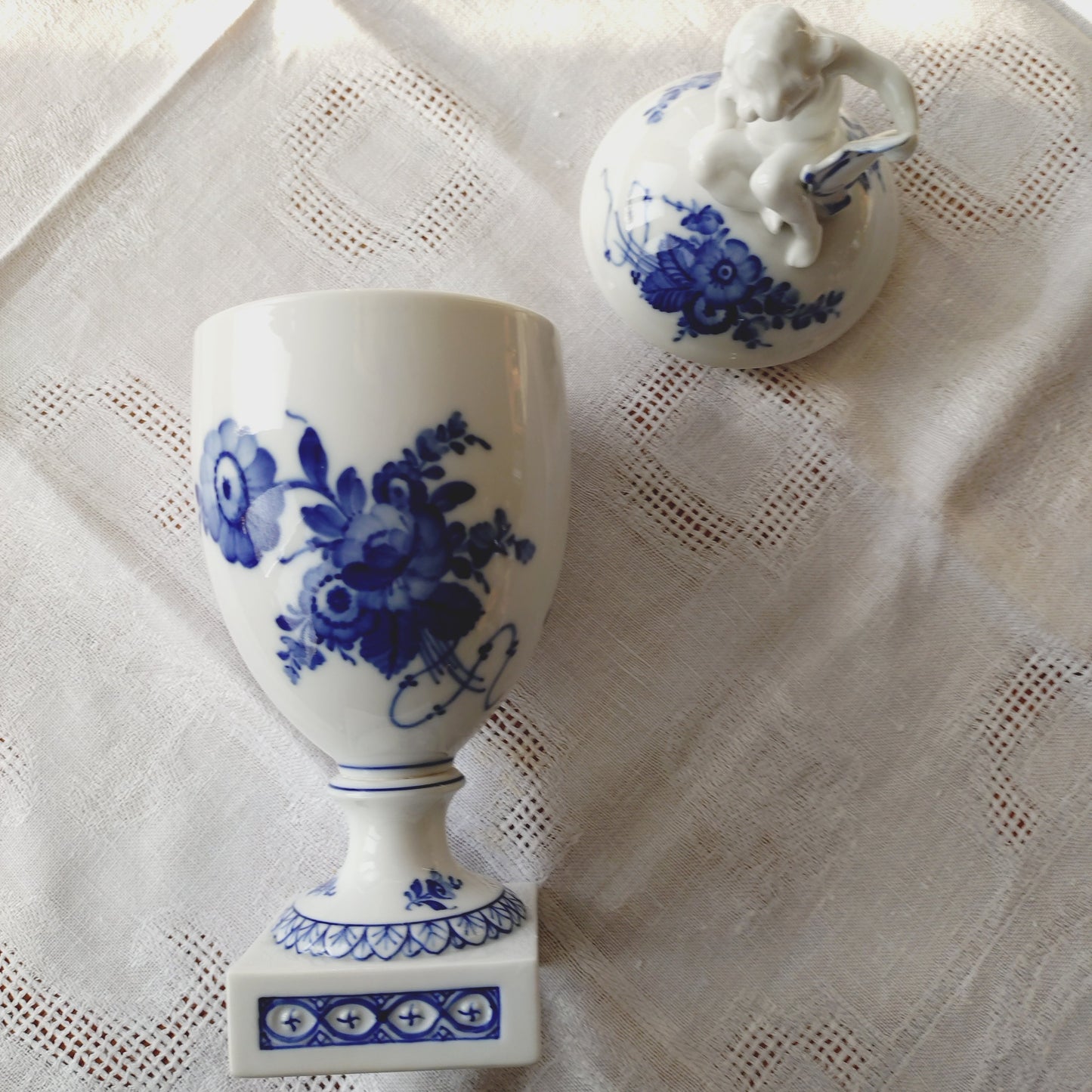 1948年のRoyalCopenhagenブルーフラワーの人形の蓋付きベース、小物入れは高さ約28.5㎝H