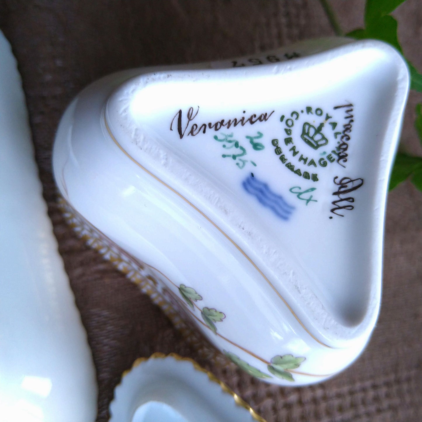 1960年代のRoyalCopenhagenフローラダニカ三角シトロンカップソーサー花はヴェロニカです。/FloraDanicaCitronCupSaucer