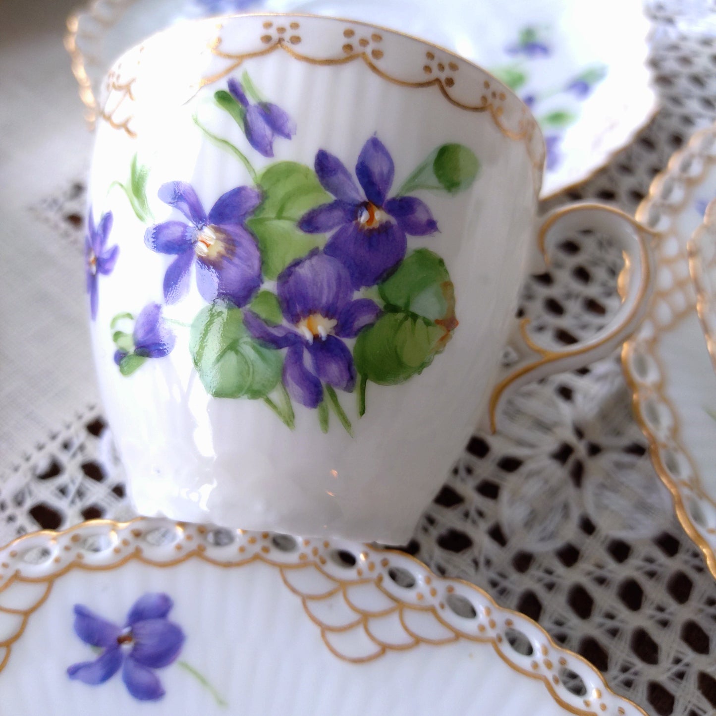 1870-1890年RoyalCopenhagenの紫のスミレのモカカップソーサー/デミタスと小さなケーキプレート直径約14.5㎝Dのトリオ