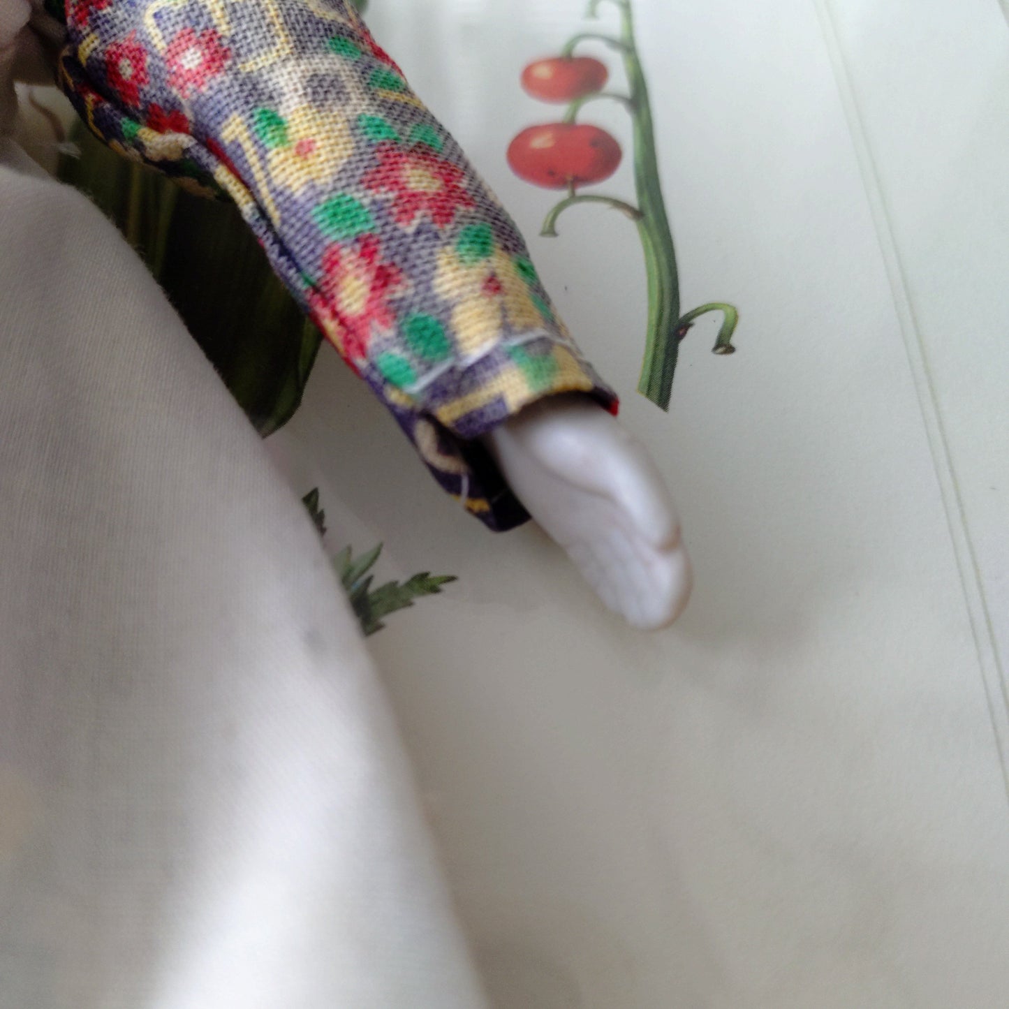 白いエプロンのお人形さん高さ約17.5㎝Hおそらく1900年頃