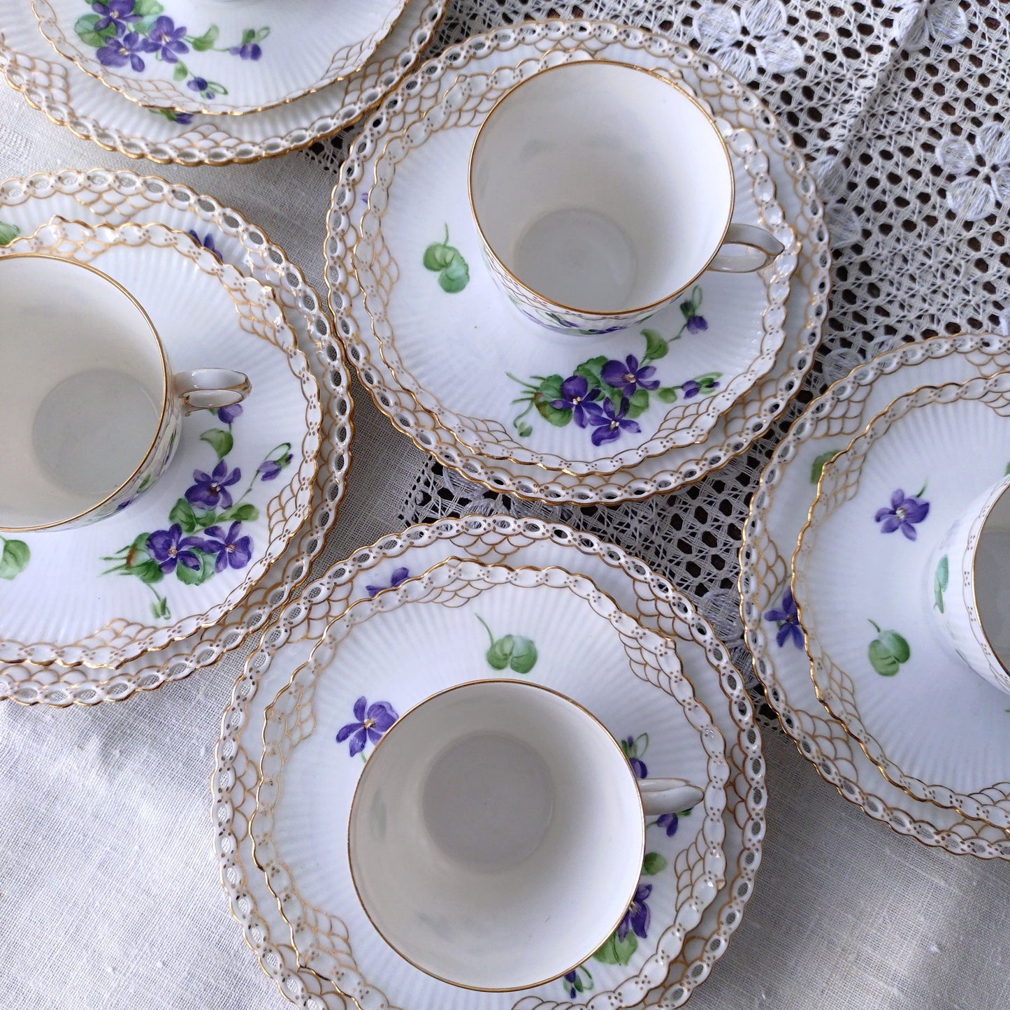 1870-1890年RoyalCopenhagenの紫のスミレのモカカップソーサー/デミタスと小さなケーキプレート直径約14.5㎝Dのトリオ