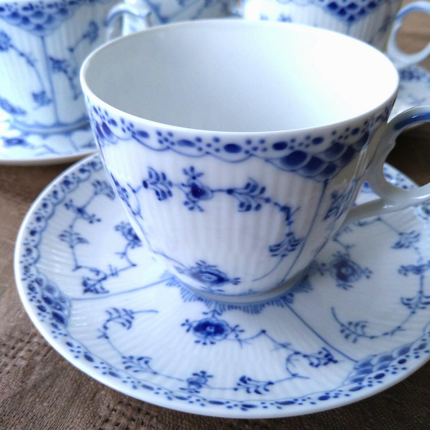 大きいんです。RoyalCopenhagen1950～70年代のブルーフルーテッドハーフレース容量約330ml！ホットチョコレートカップソーサー