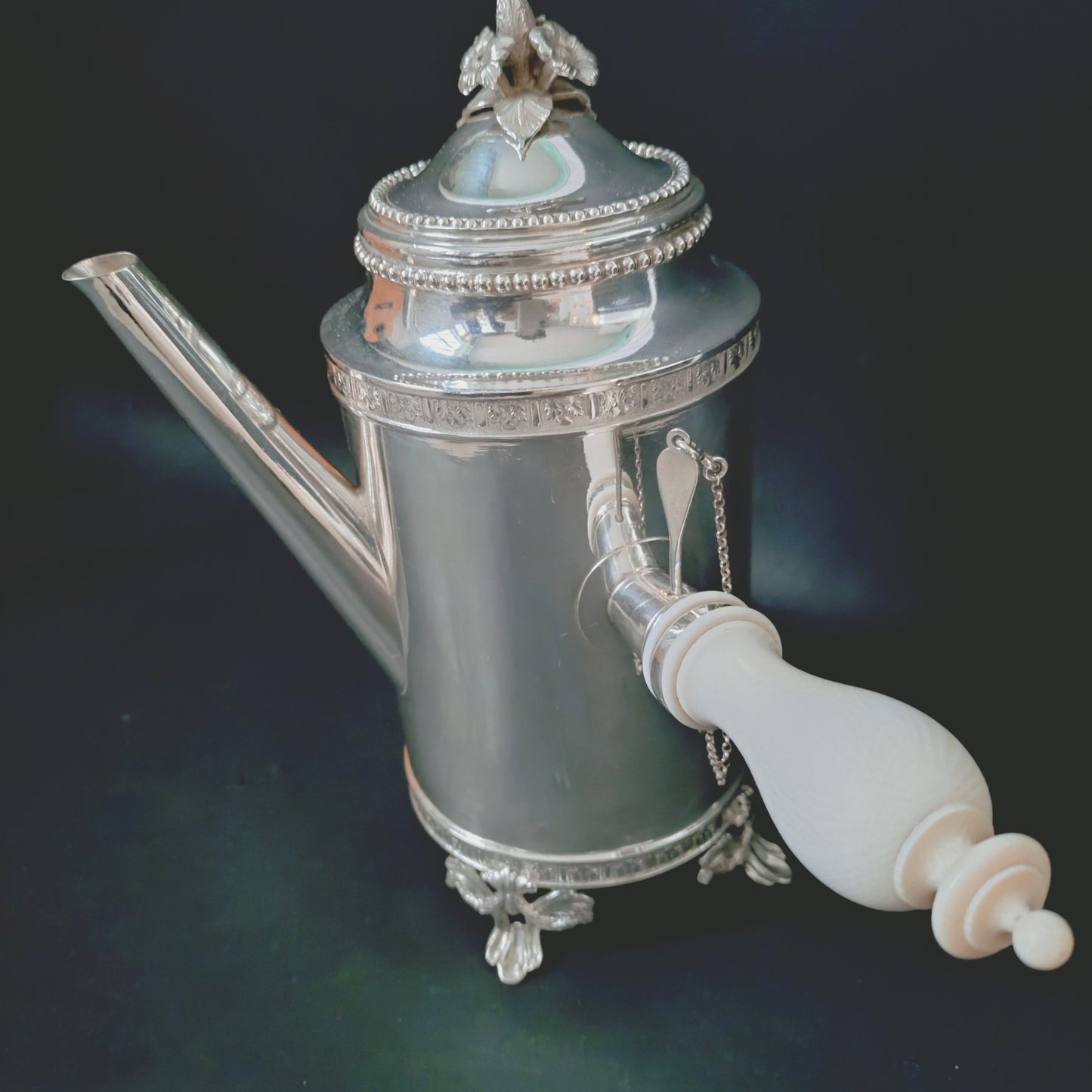1894年製のSWEDENシルバーポットは K.Andersson社製、重さ約653g高さ約23cmH