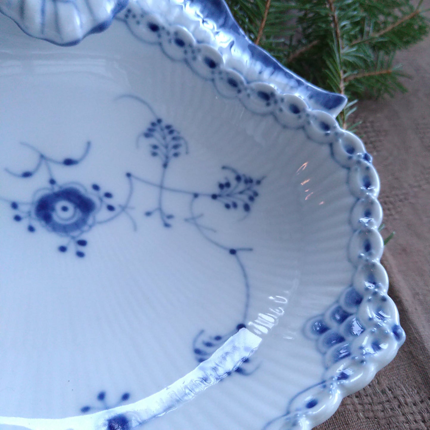 1966年のRoyalCopenhagenブルーフルーテッドハーフレースの貝型ピックルディッシュ/BlueFlutedHalfLaceShellPickleDish