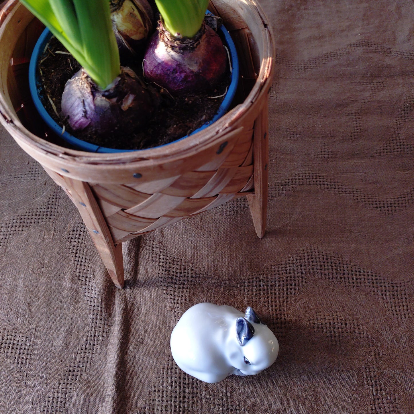 🐰Royal Copenhagen, Young Rabbit, Jeanne Grut design, approximately 7.5 cm (H) in height, model number 251, grooming its hind leg. Fits in the palm of your hand.