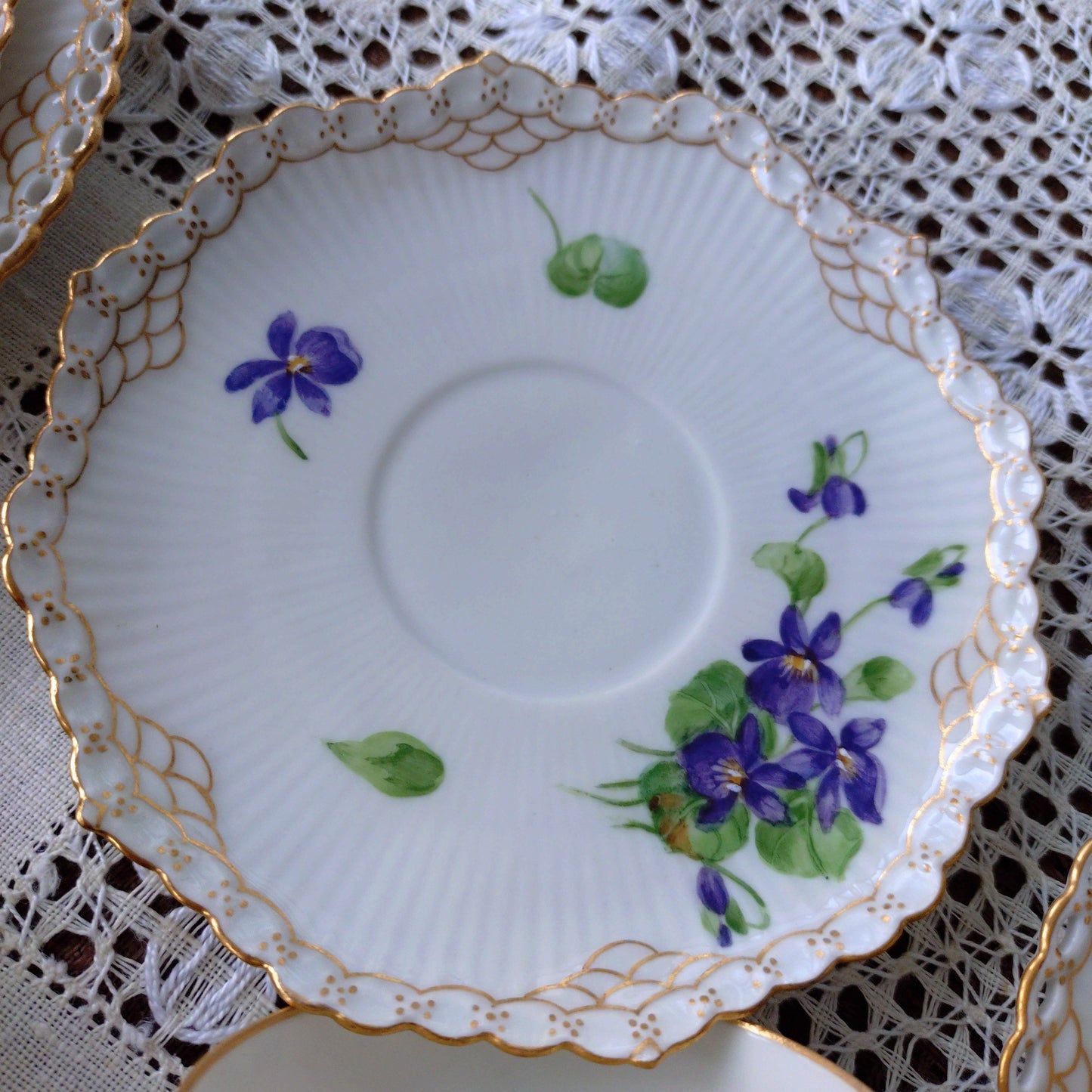 1870-1890年RoyalCopenhagenの紫のスミレのモカカップソーサー/デミタスと小さなケーキプレート直径約14.5㎝Dのトリオ