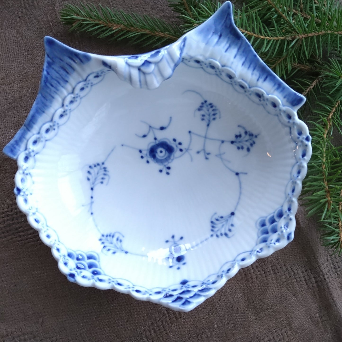 1966年のRoyalCopenhagenブルーフルーテッドハーフレースの貝型ピックルディッシュ/BlueFlutedHalfLaceShellPickleDish