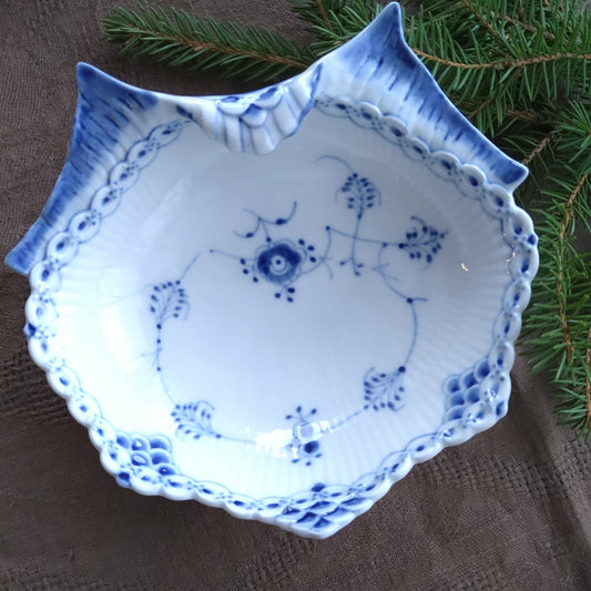 1966年のRoyalCopenhagenブルーフルーテッドハーフレースの貝型ピックルディッシュ/BlueFlutedHalfLaceShellPickleDish