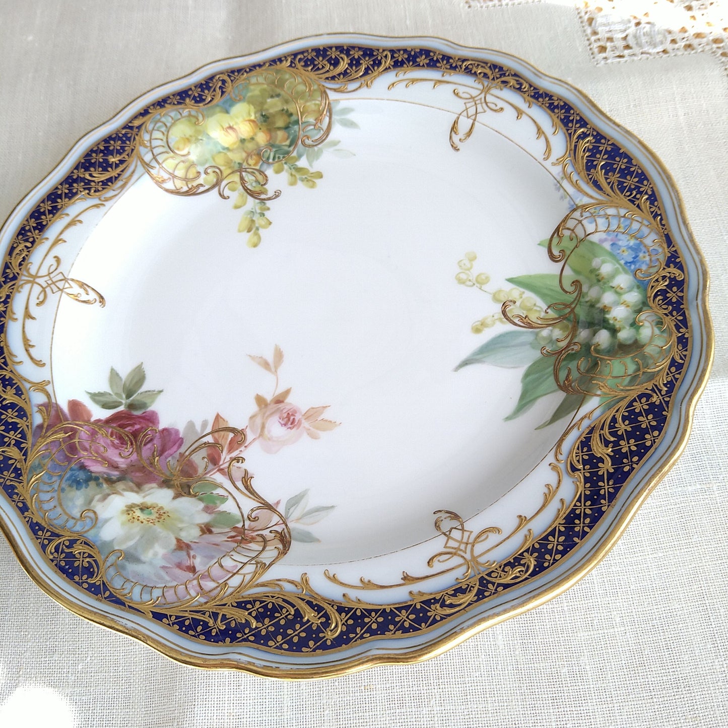 1850～1924年のMeissenマイセン、コバルトと金彩に自然主義様式の花々のお皿は直径約21.5㎝D
