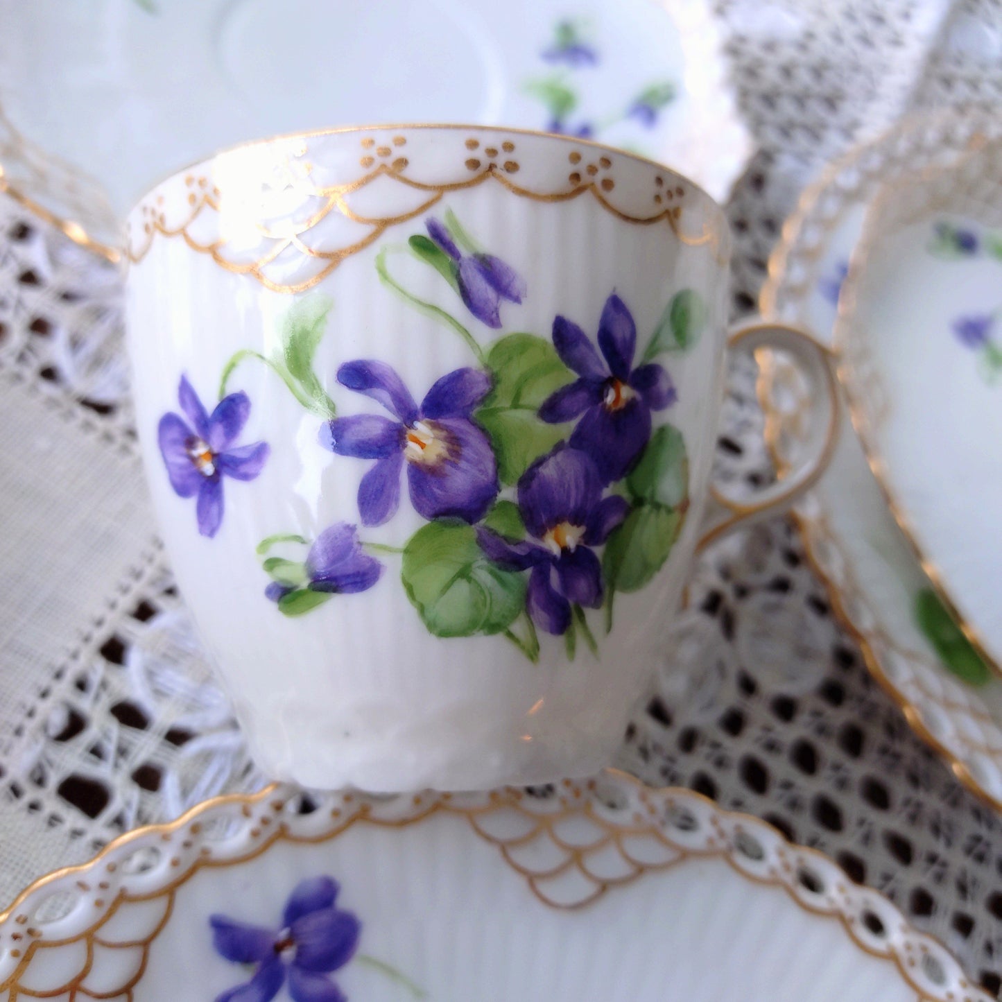 1870-1890年RoyalCopenhagenの紫のスミレのモカカップソーサー/デミタスと小さなケーキプレート直径約14.5㎝Dのトリオ