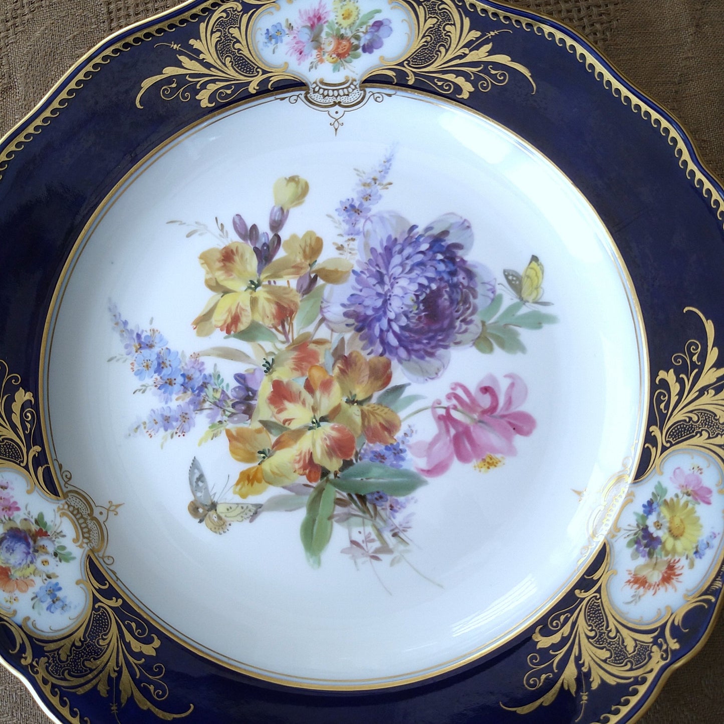1850～1924年Meissenコバルトフォンドプレート直径約25cmD青紫の花とアストロメリアのブーケ