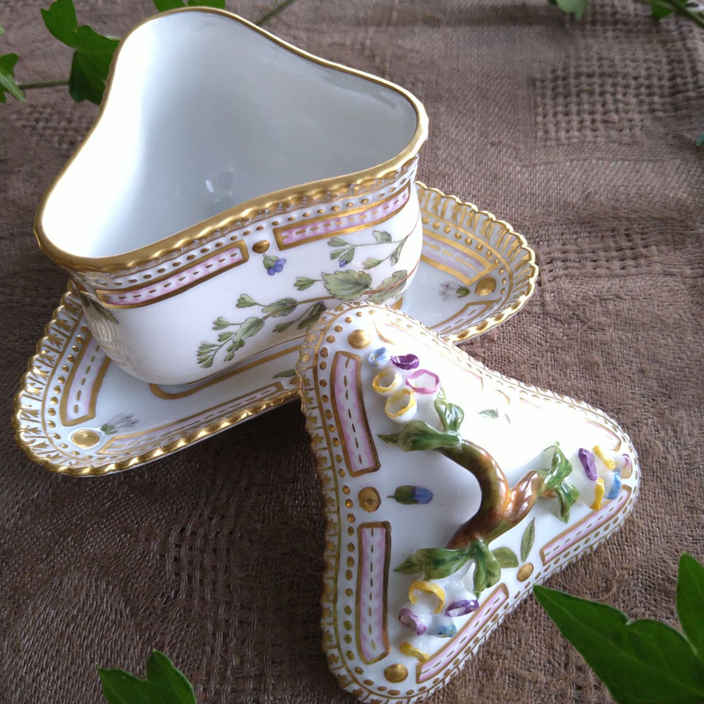 1960年代のRoyalCopenhagenフローラダニカ三角シトロンカップソーサー花はヴェロニカです。/FloraDanicaCitronCupSaucer