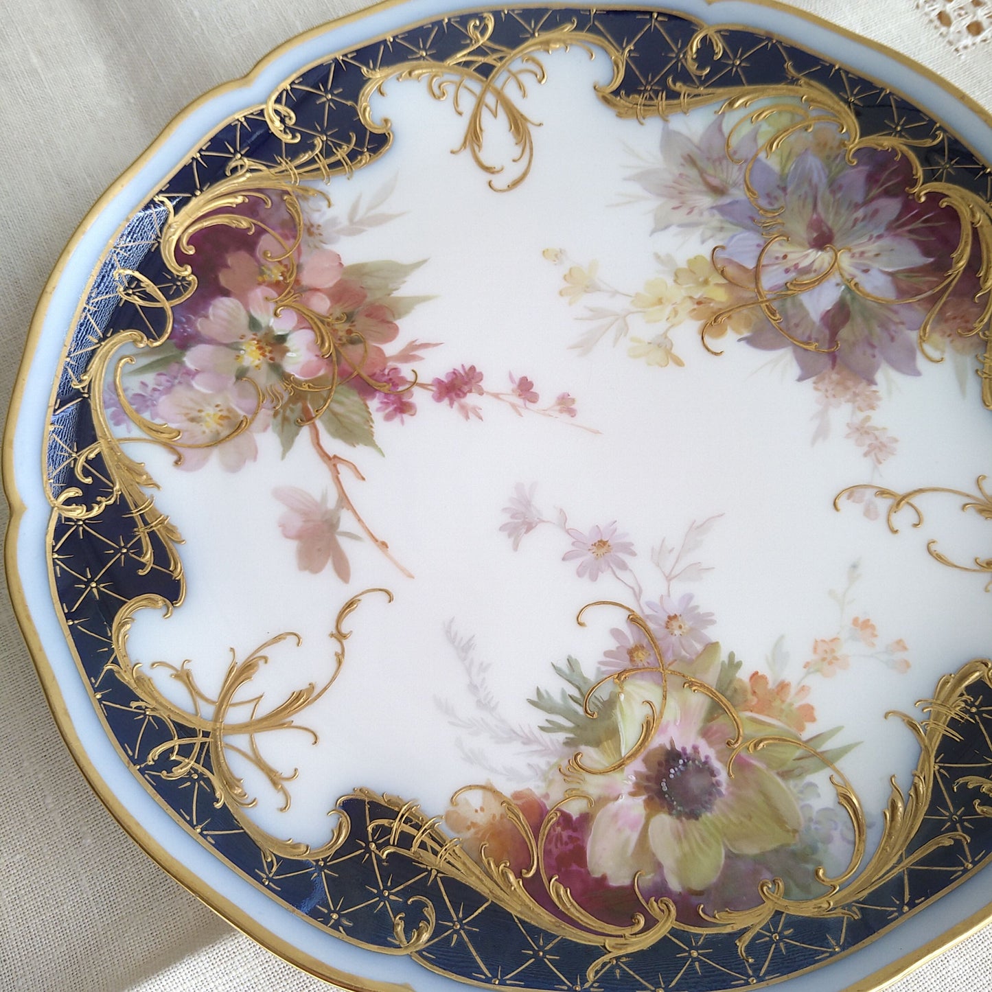1912年KPMベルリンのソフトペインティングの花々とコバルトラウンドのお皿直径約22㎝D