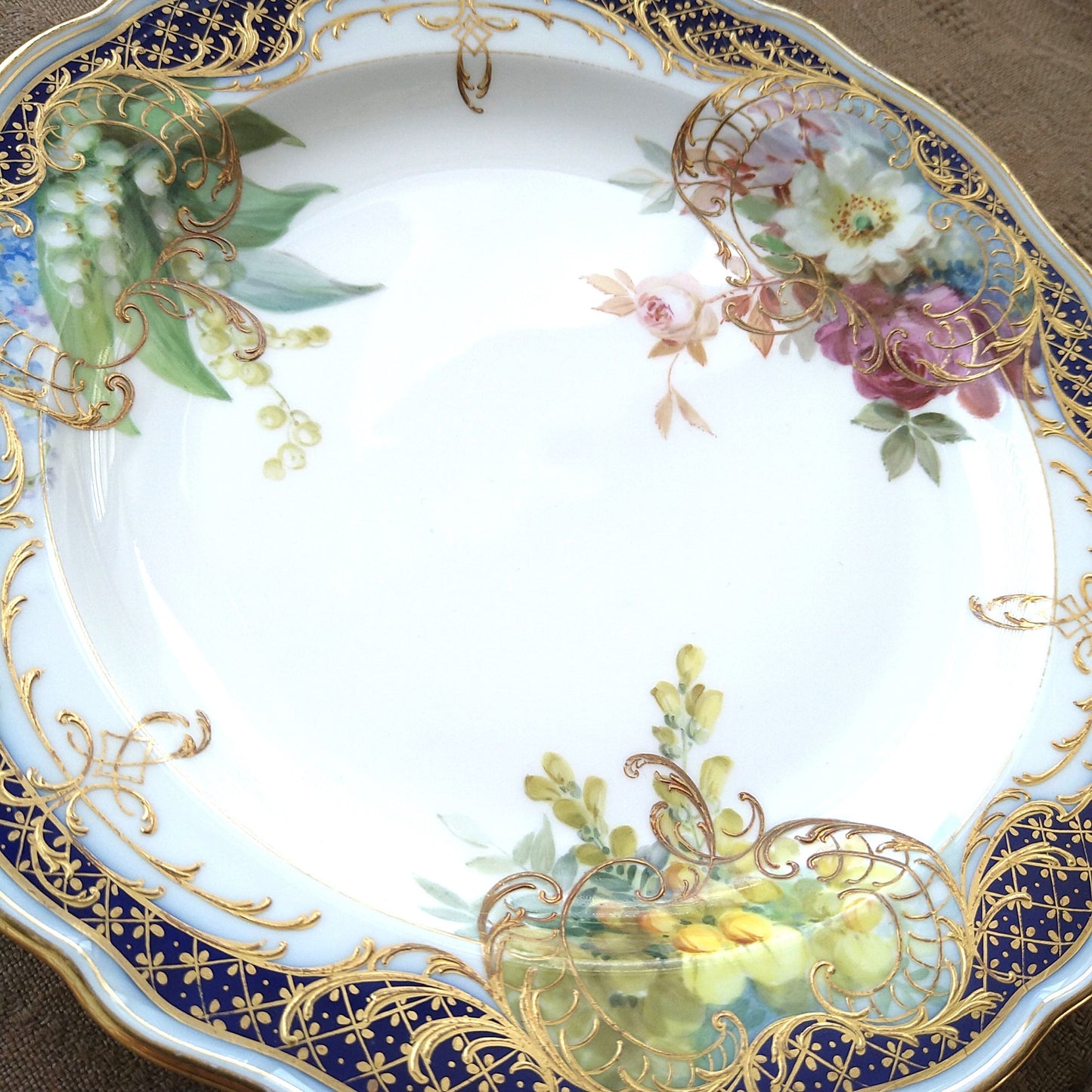 1850～1924年のMeissenマイセン、コバルトと金彩に自然主義様式の花々のお皿は直径約21.5㎝D
