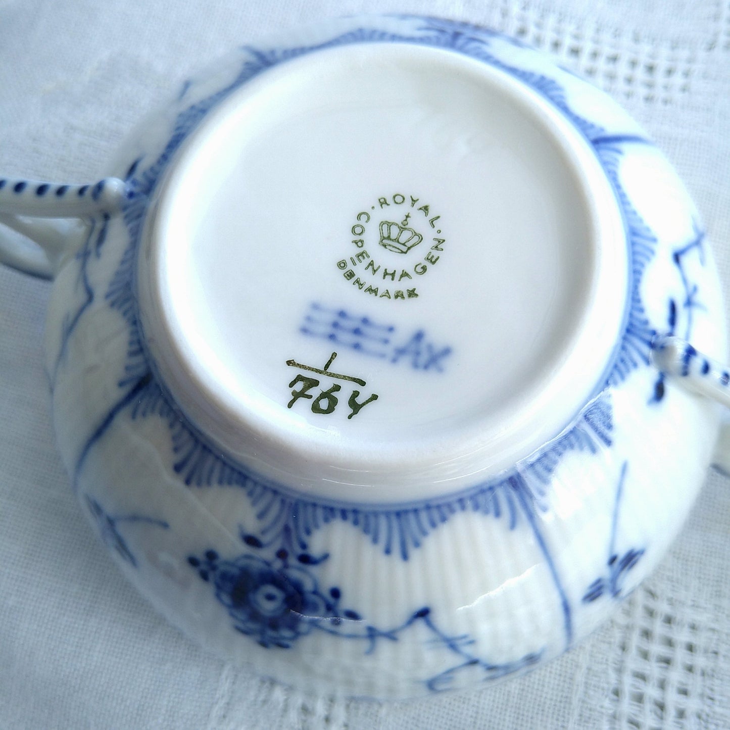 1965年RoyalCopenhagenブルーフルーテッドハーフレースのブイヨンカップ蓋付き容量約330ml/ソーサーはついてません。