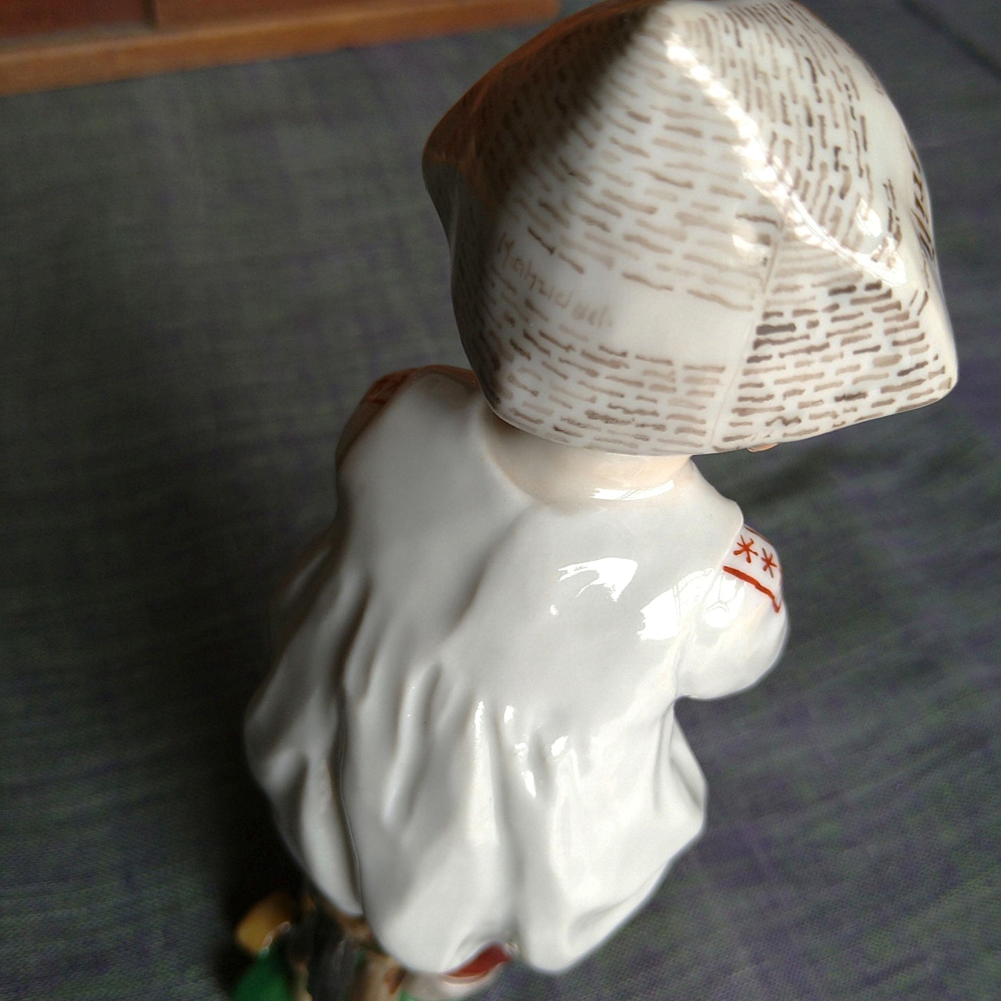 Meissen1905～1924年のヘンチェルの子供達/木馬で遊ぶ子 高さ約17㎝幅約6.5㎝W