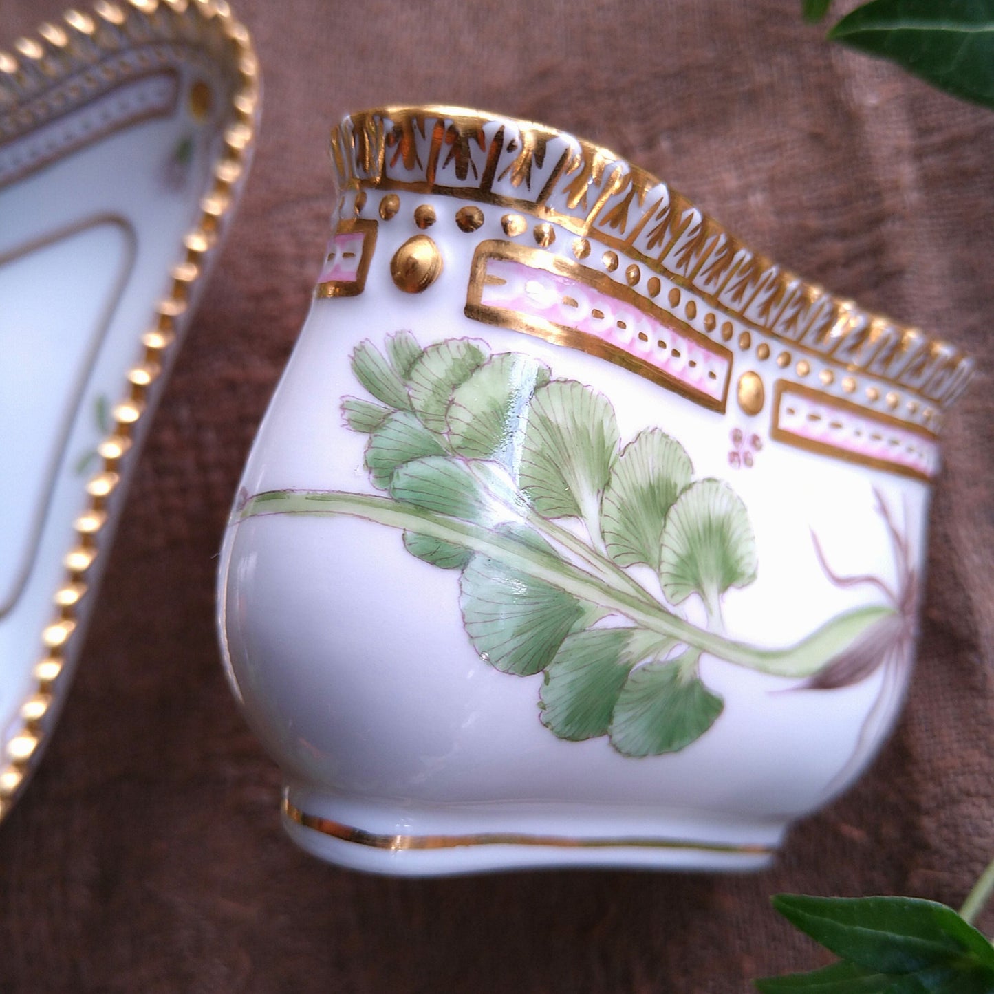 1960年代のRoyalCopenhagenフローラダニカの3角シトロンカップソーサー、花はハナワラビです。/FloraDanicaCitronCupSaucer