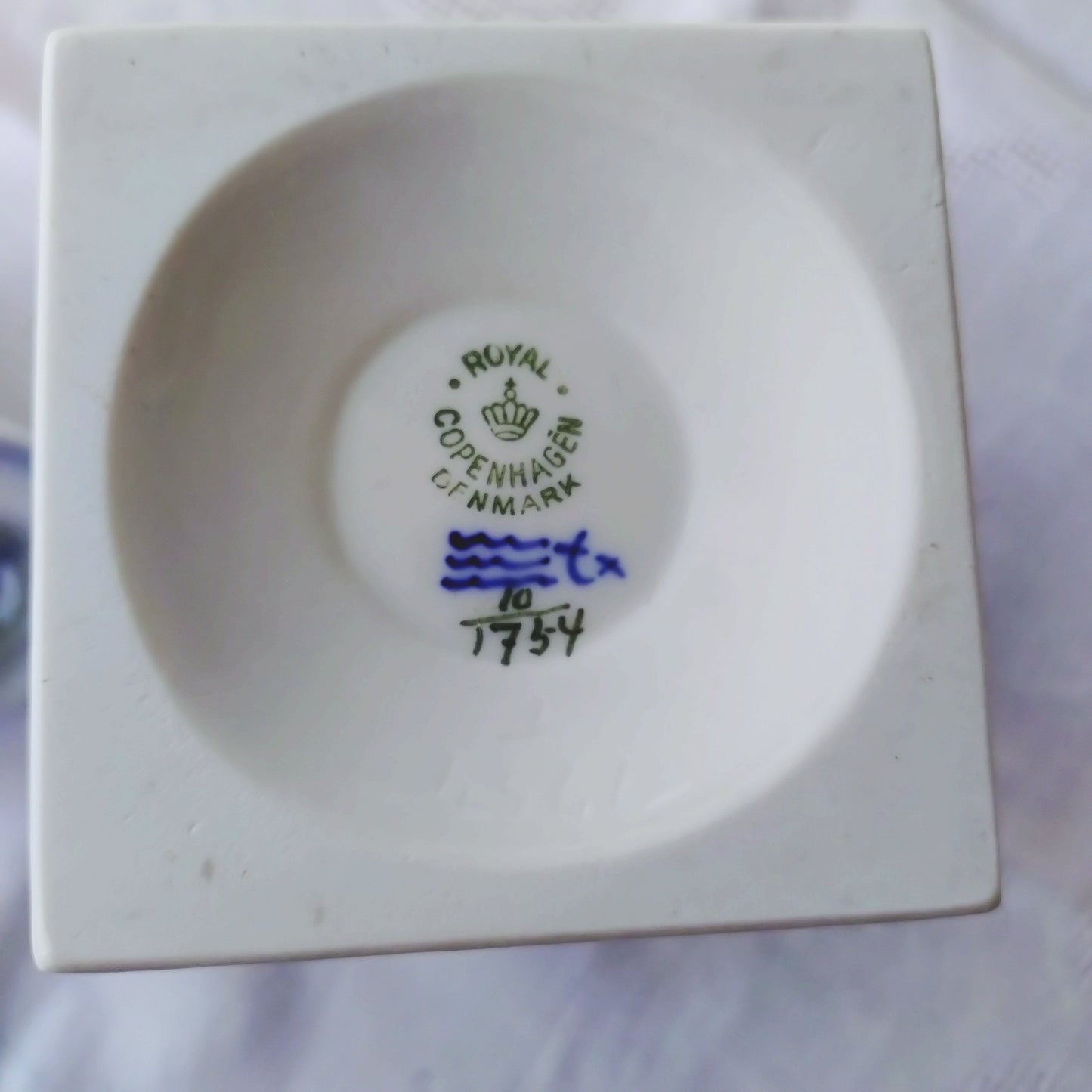 1948年のRoyalCopenhagenブルーフラワーの人形の蓋付きベース、小物入れは高さ約28.5㎝H