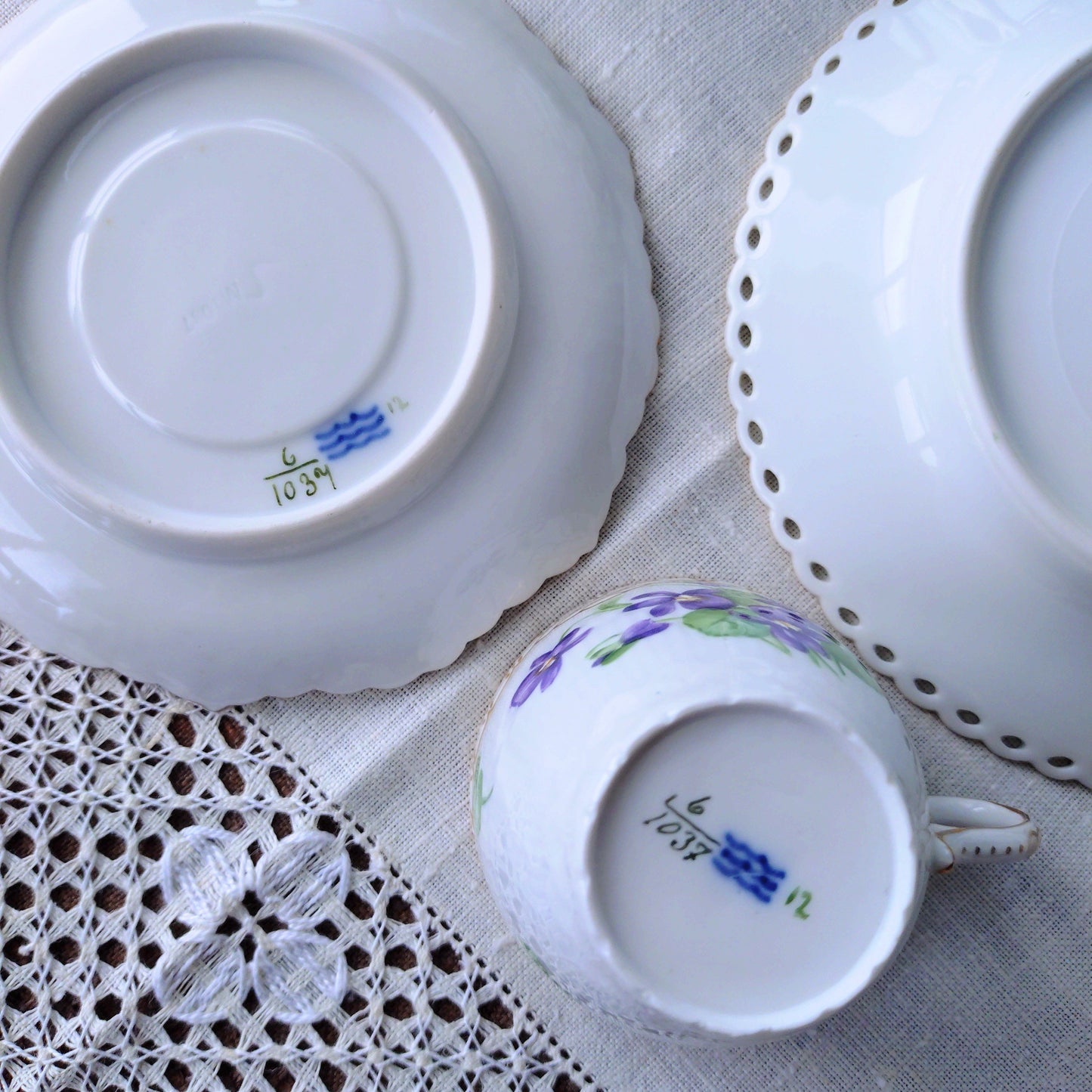 1870-1890年RoyalCopenhagenの紫のスミレのモカカップソーサー/デミタスと小さなケーキプレート直径約14.5㎝Dのトリオ