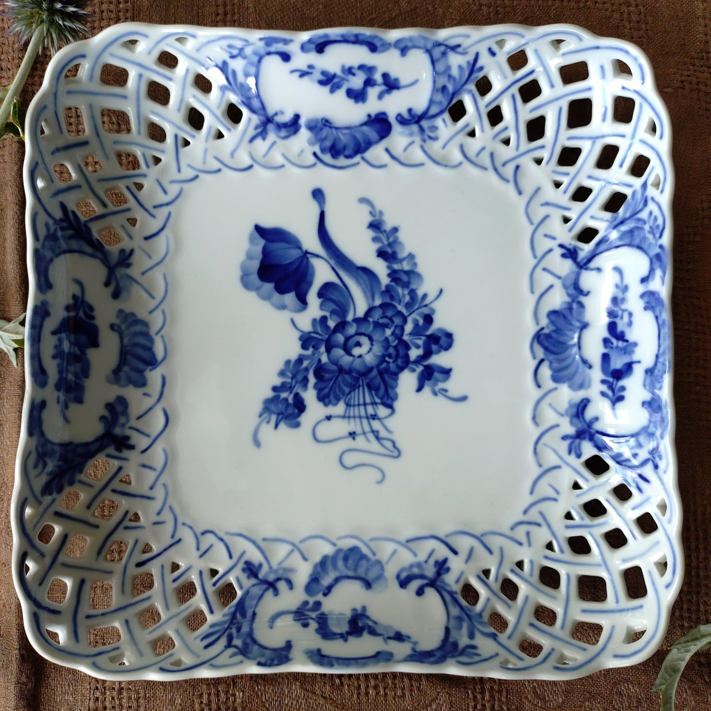 1975～1979年RoyalCopenhagenブルーフラワーのオープンワーク四角のお皿は約24㎝×24㎝高さ約4.4㎝H