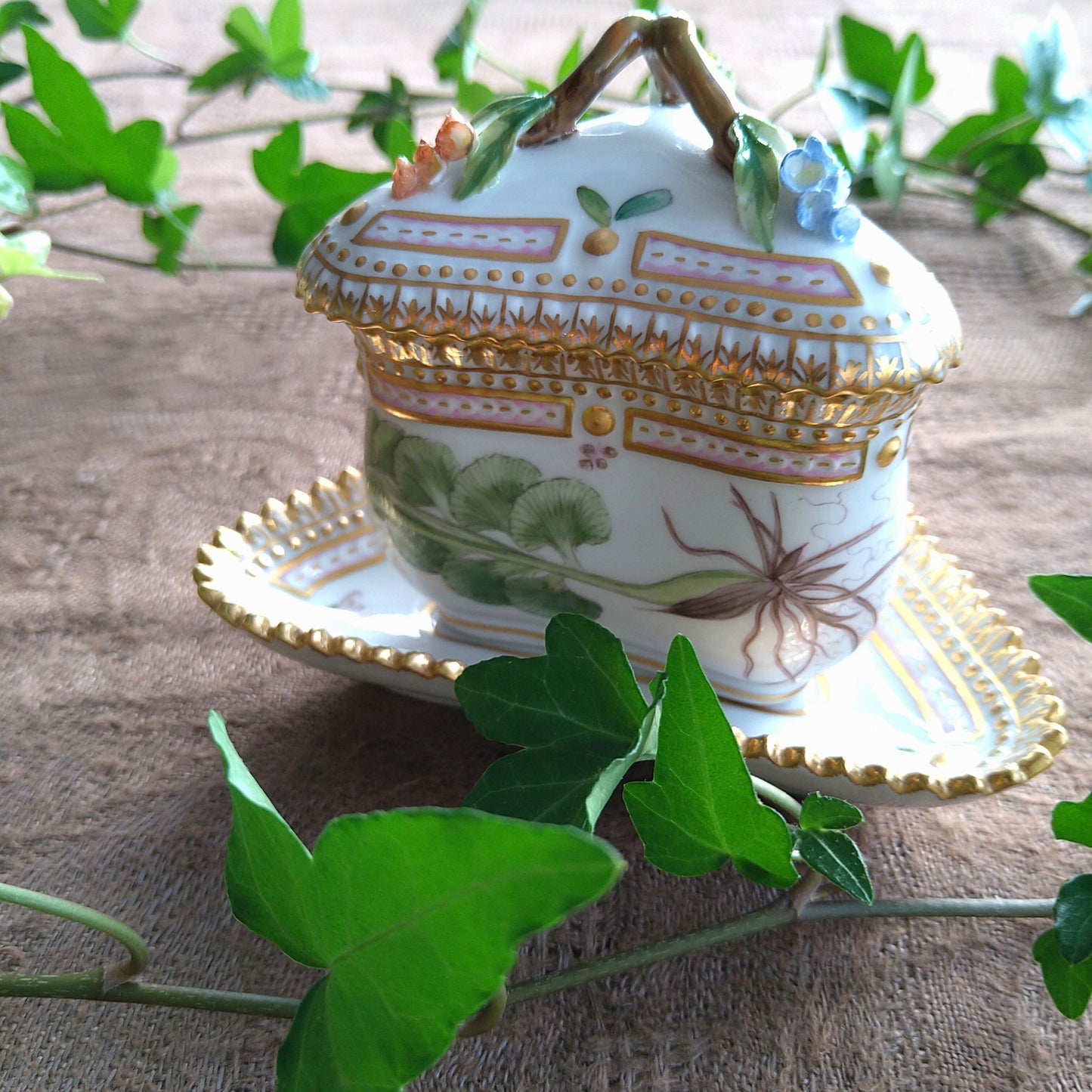 1960年代のRoyalCopenhagenフローラダニカの3角シトロンカップソーサー、花はハナワラビです。/FloraDanicaCitronCupSaucer