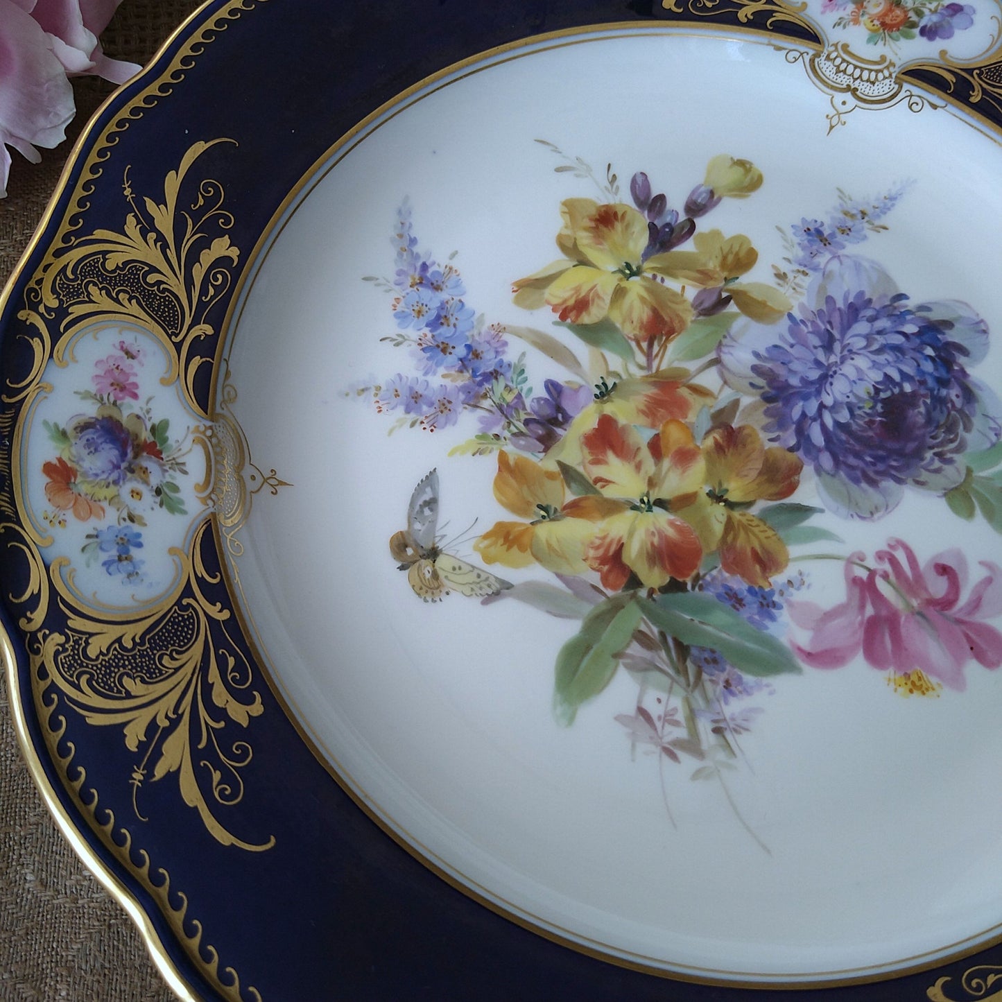 1850～1924年Meissenコバルトフォンドプレート直径約25cmD青紫の花とアストロメリアのブーケ