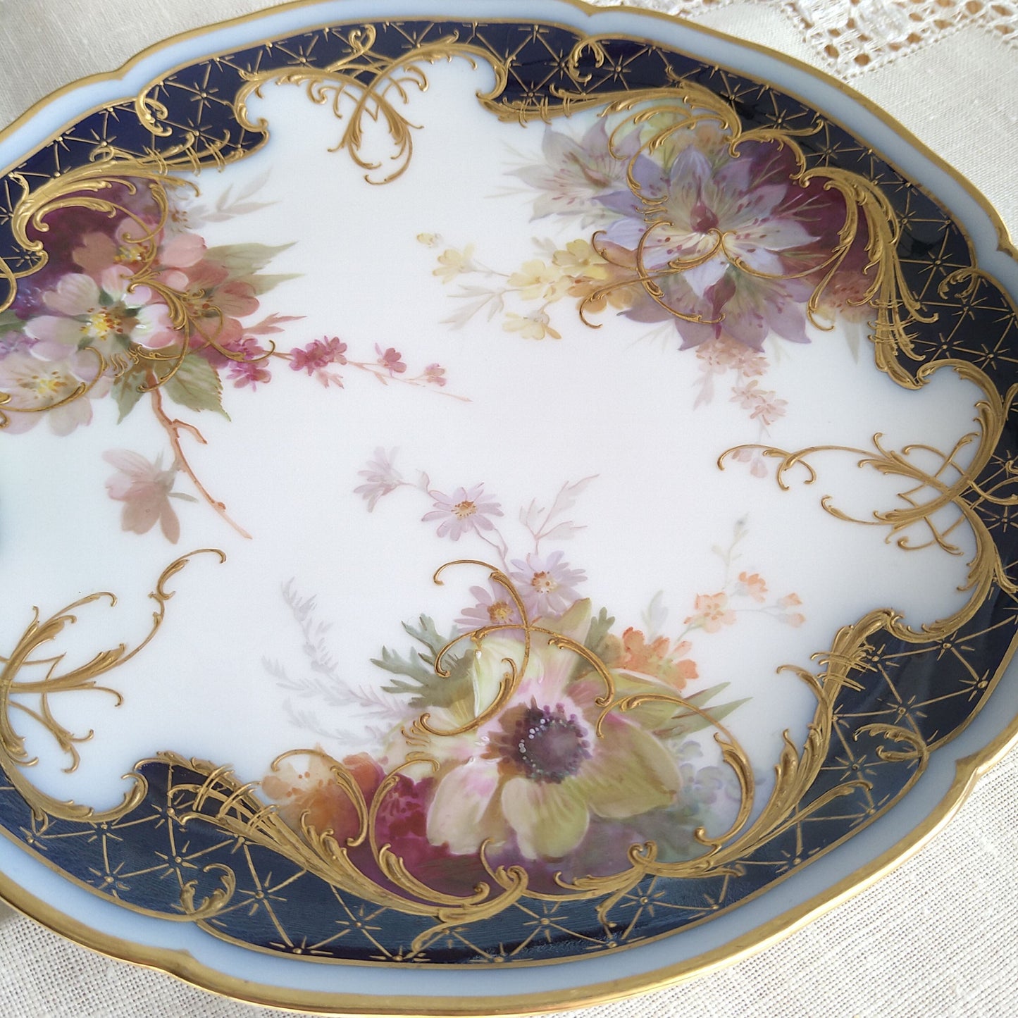 1912年KPMベルリンのソフトペインティングの花々とコバルトラウンドのお皿直径約22㎝D