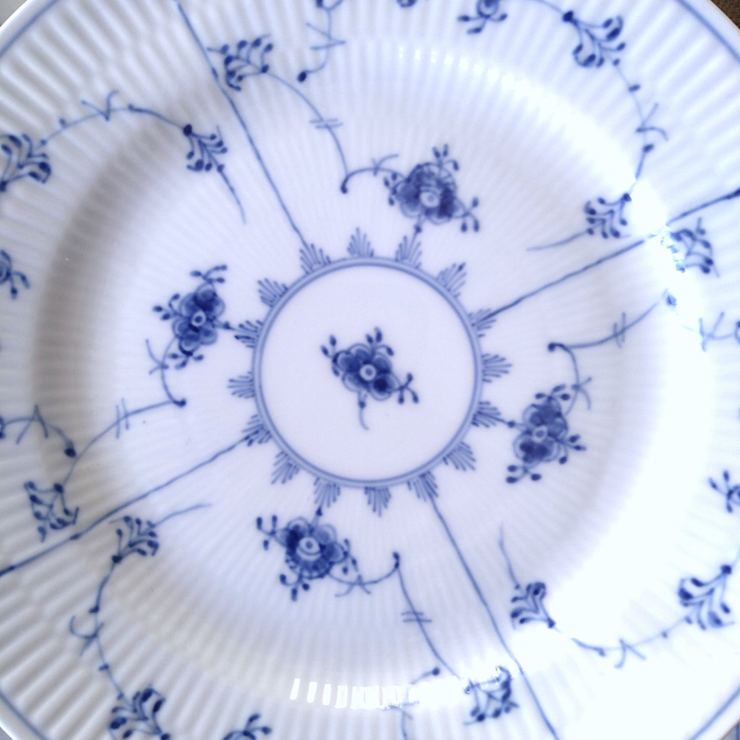 1956年丹麥皇家哥本哈根唐草系列平邊餐盤直徑約19公分D