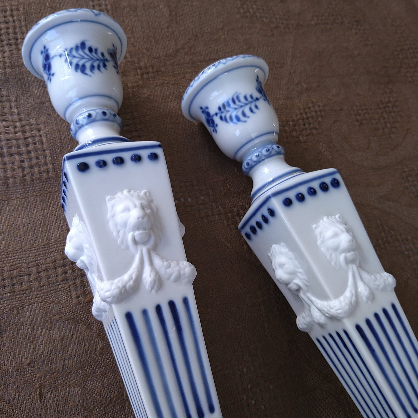 1967年RoyalCopenhagenブルーフルーテッドプレインのライオンレリーフキャンドルスタンド2本セット/Candle stand pair