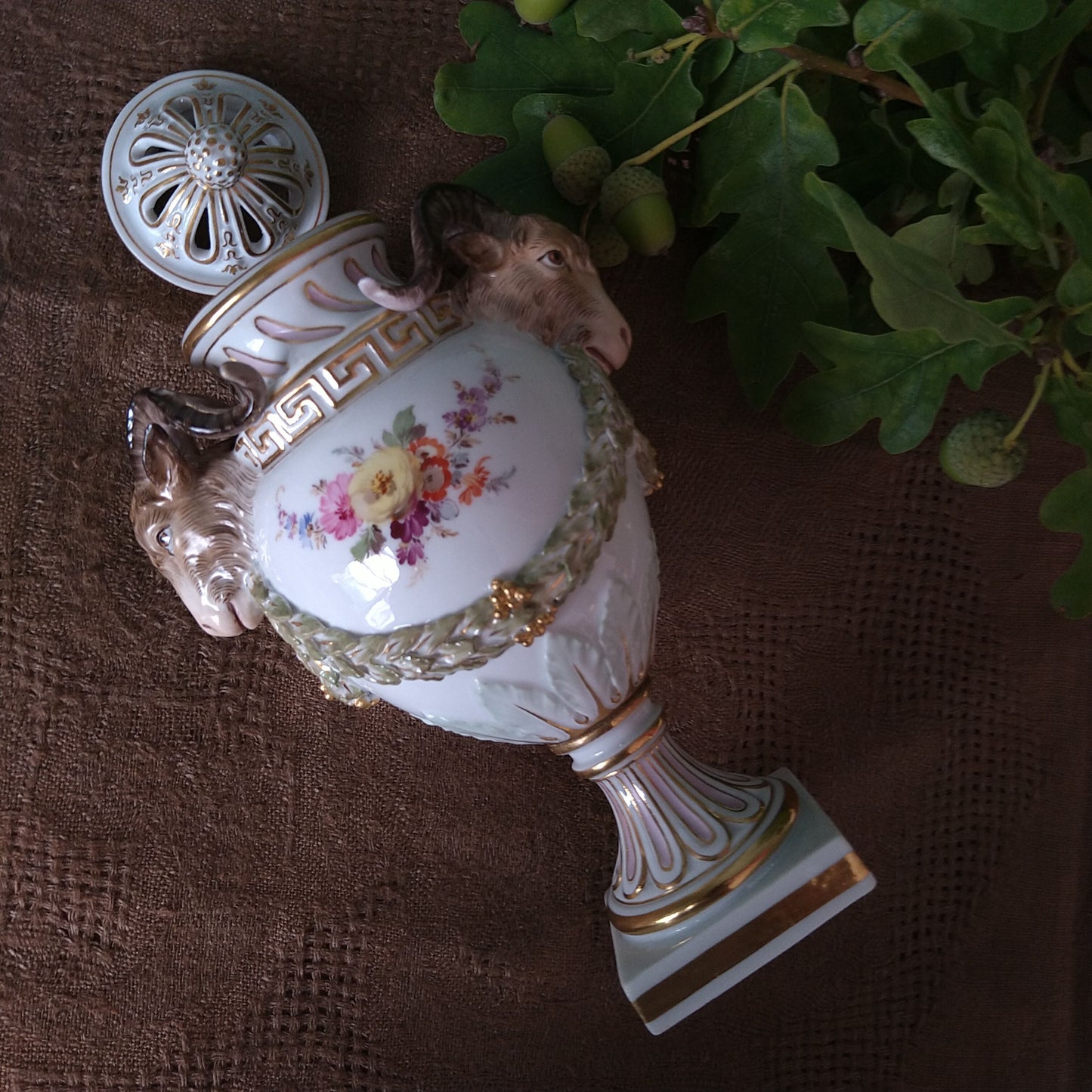 Meissen1924年以前🐐山羊と月桂樹のレリーフのポプリベース高さ約18㎝H