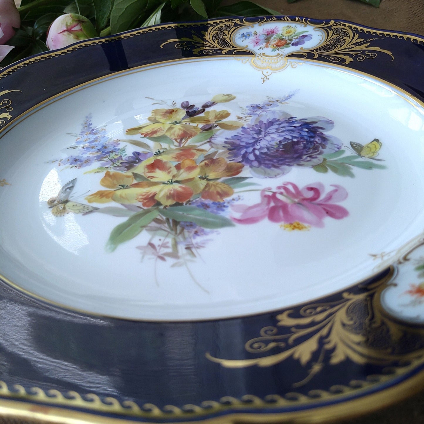 1850～1924年Meissenコバルトフォンドプレート直径約25cmD青紫の花とアストロメリアのブーケ