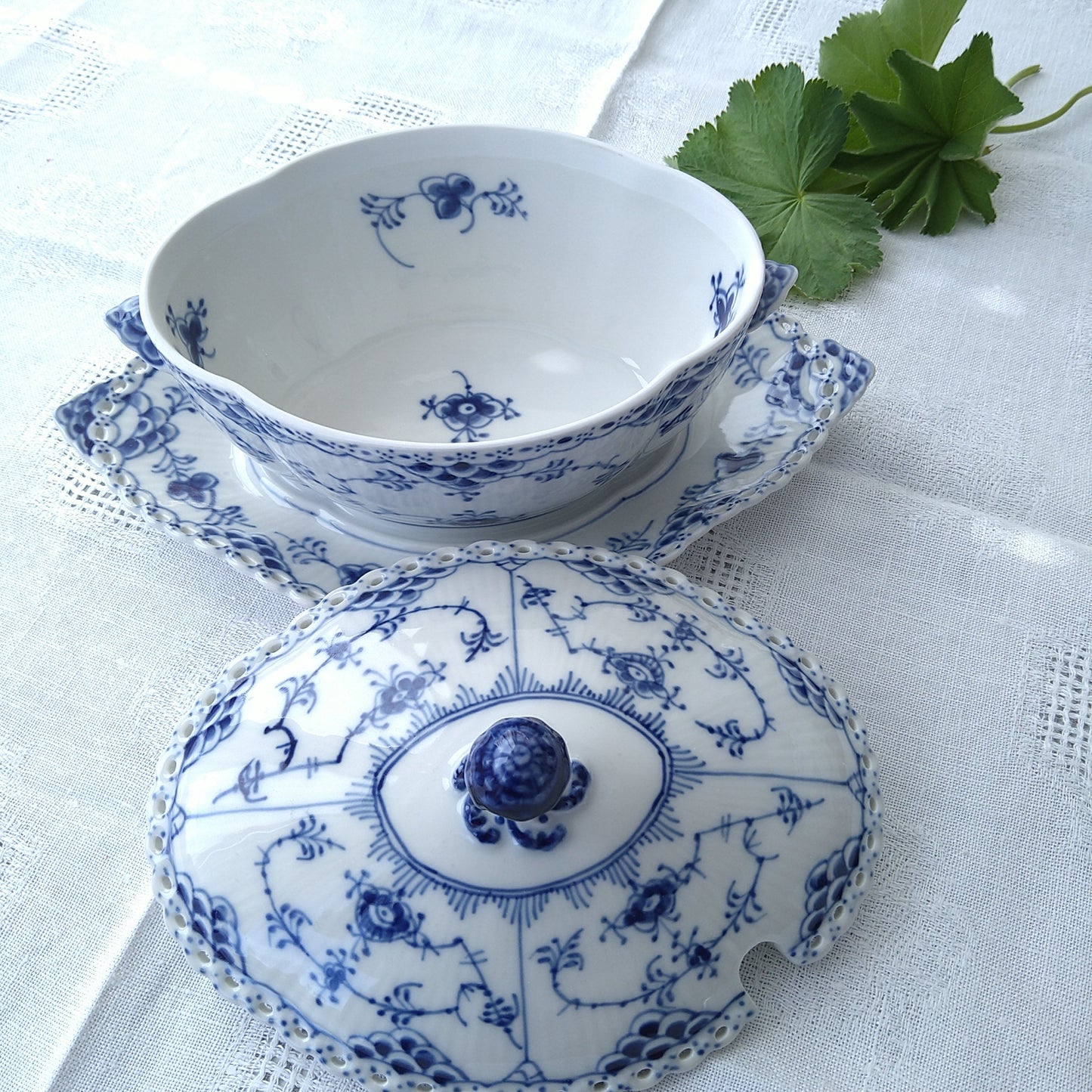 1969～1979年RoyalCopenhagenブルーフルーテッドフルレース蓋つきソースボードSauceBoatWithCoverAndStand400ml24㎝L
