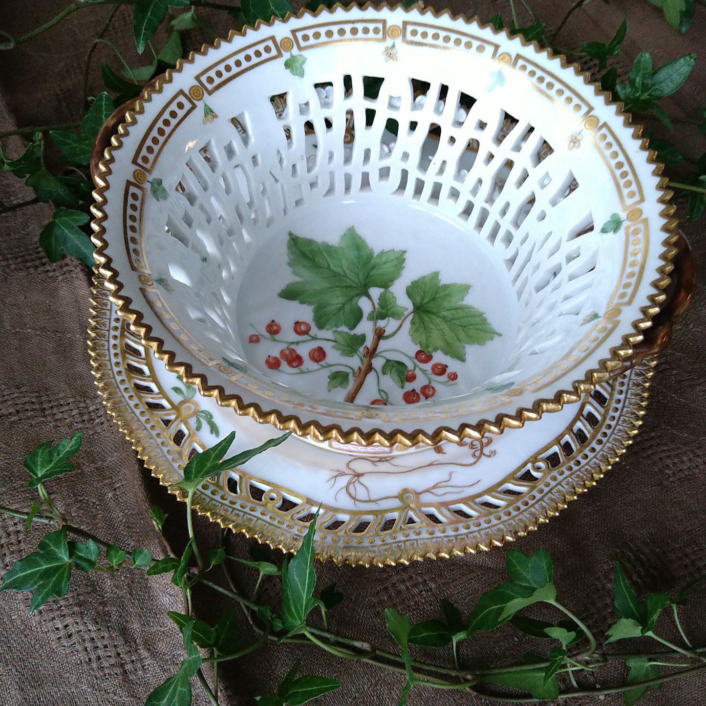 1894年～1900年のRoyalCopenhagenフローラダニカ、フサスグリのバスケット 高さ約8㎝H、直径約18.5㎝D/FloraDanicaBasket