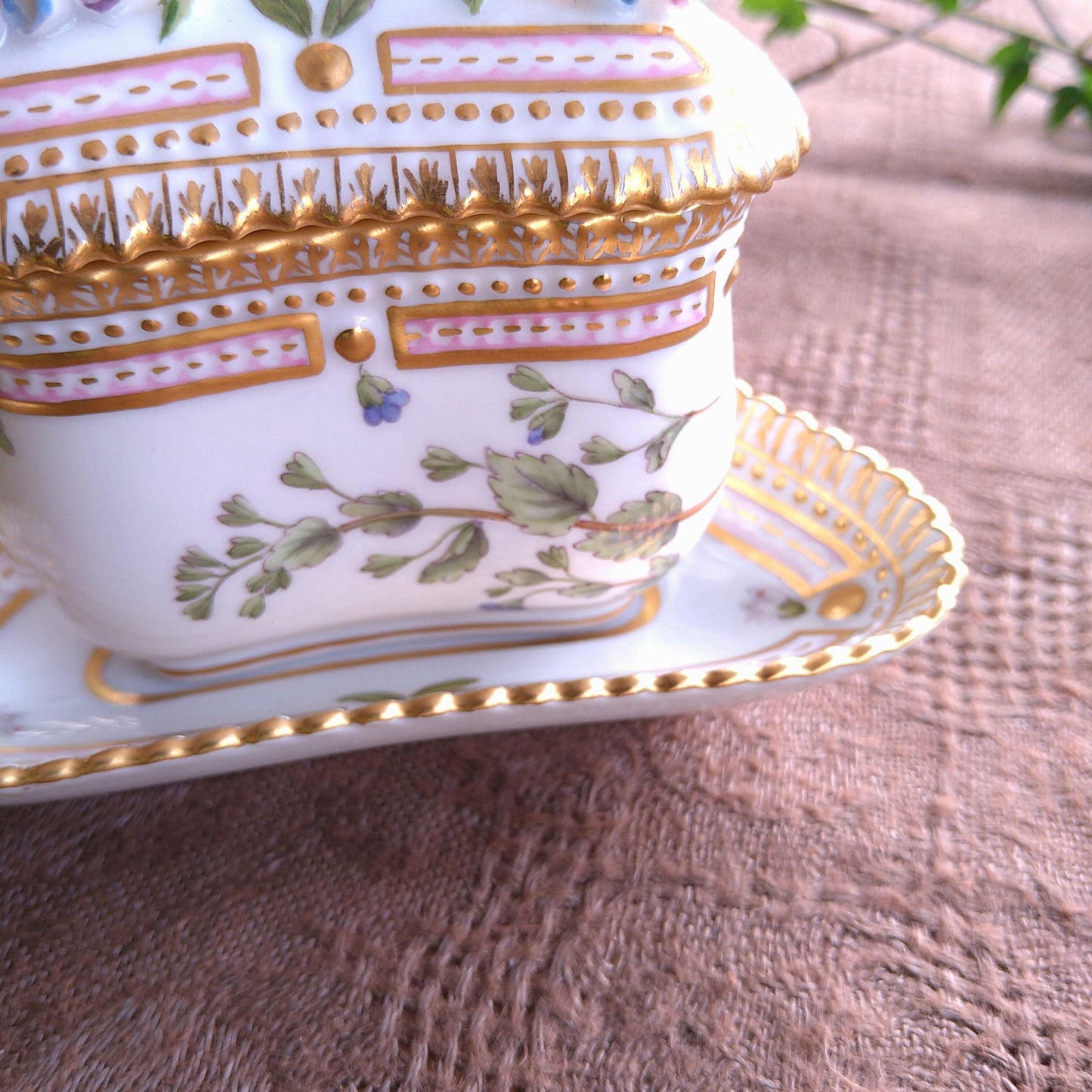 1960年代のRoyalCopenhagenフローラダニカ三角シトロンカップソーサー花はヴェロニカです。/FloraDanicaCitronCupSaucer