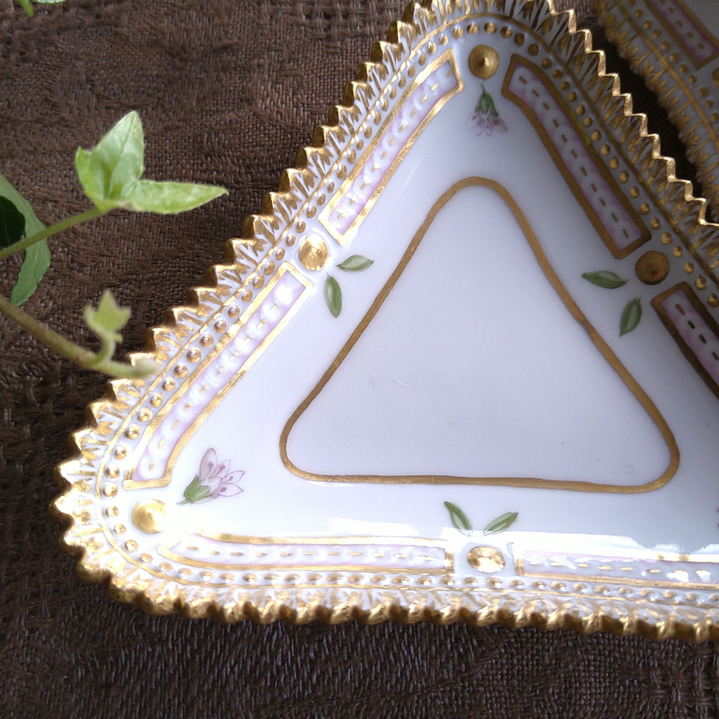1960年代のRoyalCopenhagenフローラダニカの3角シトロンカップソーサー、花はハナワラビです。/FloraDanicaCitronCupSaucer