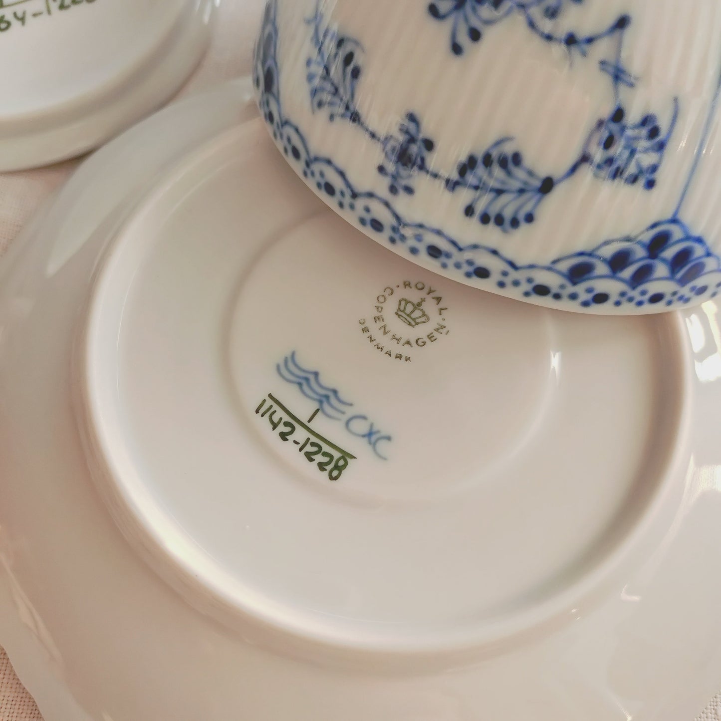 1980年代RoyalCopenhagenブルーフルーテッドフルレースのブイヨンカップソーサー蓋付き容量約330ml