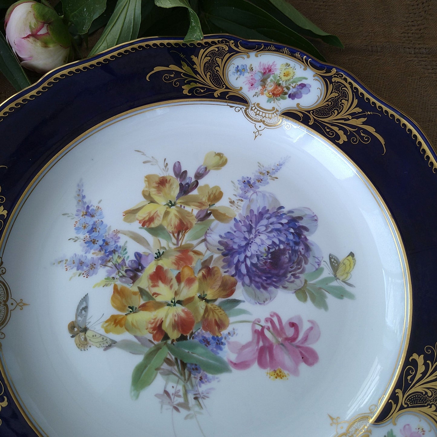 1850～1924年Meissenコバルトフォンドプレート直径約25cmD青紫の花とアストロメリアのブーケ