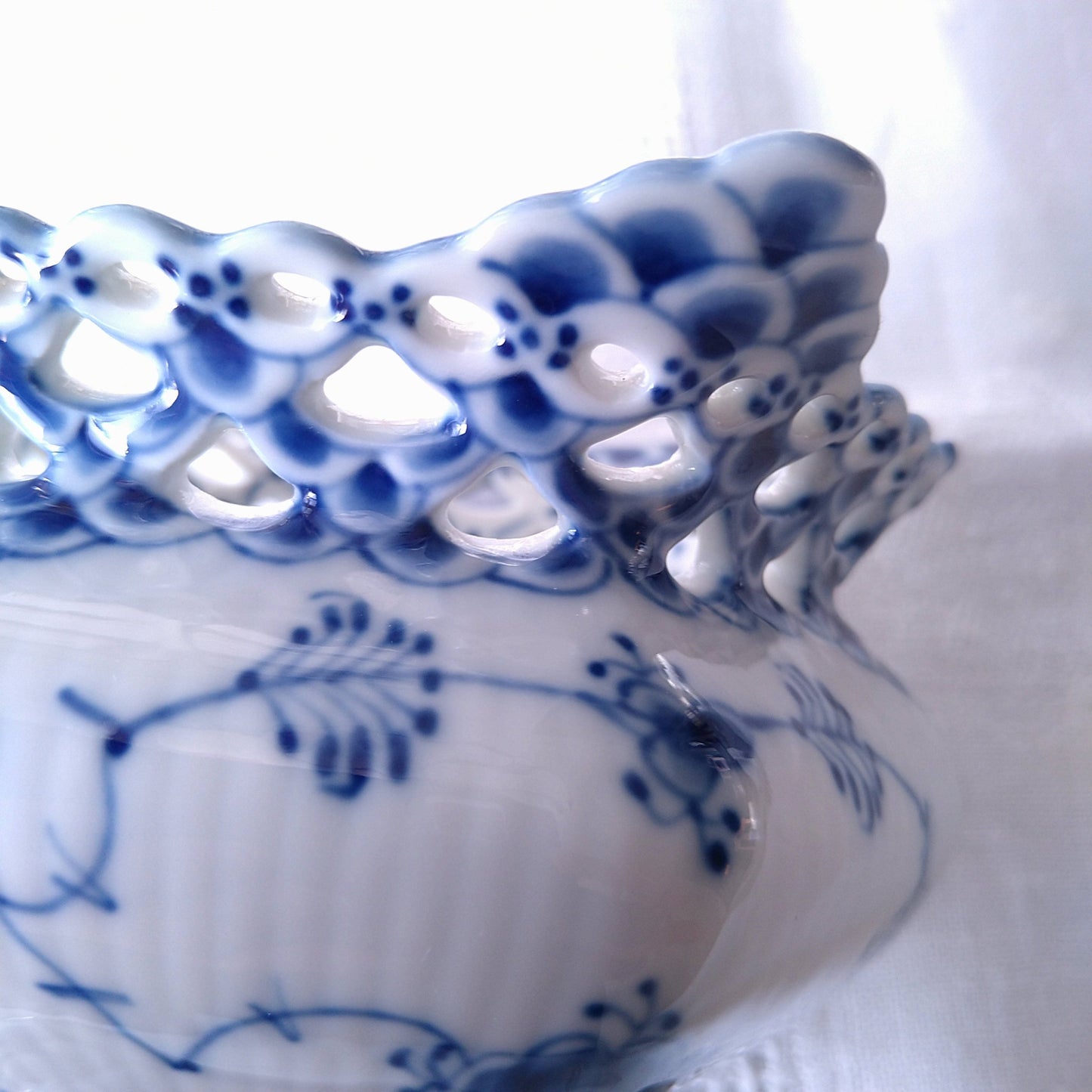 1969～1974年のRoyalCopenhagenブルーフルーテッドフルレースシュガーポット(大)型番1113高さ8.5㎝/Full Lace Sugar Pot Large 8.5㎝H