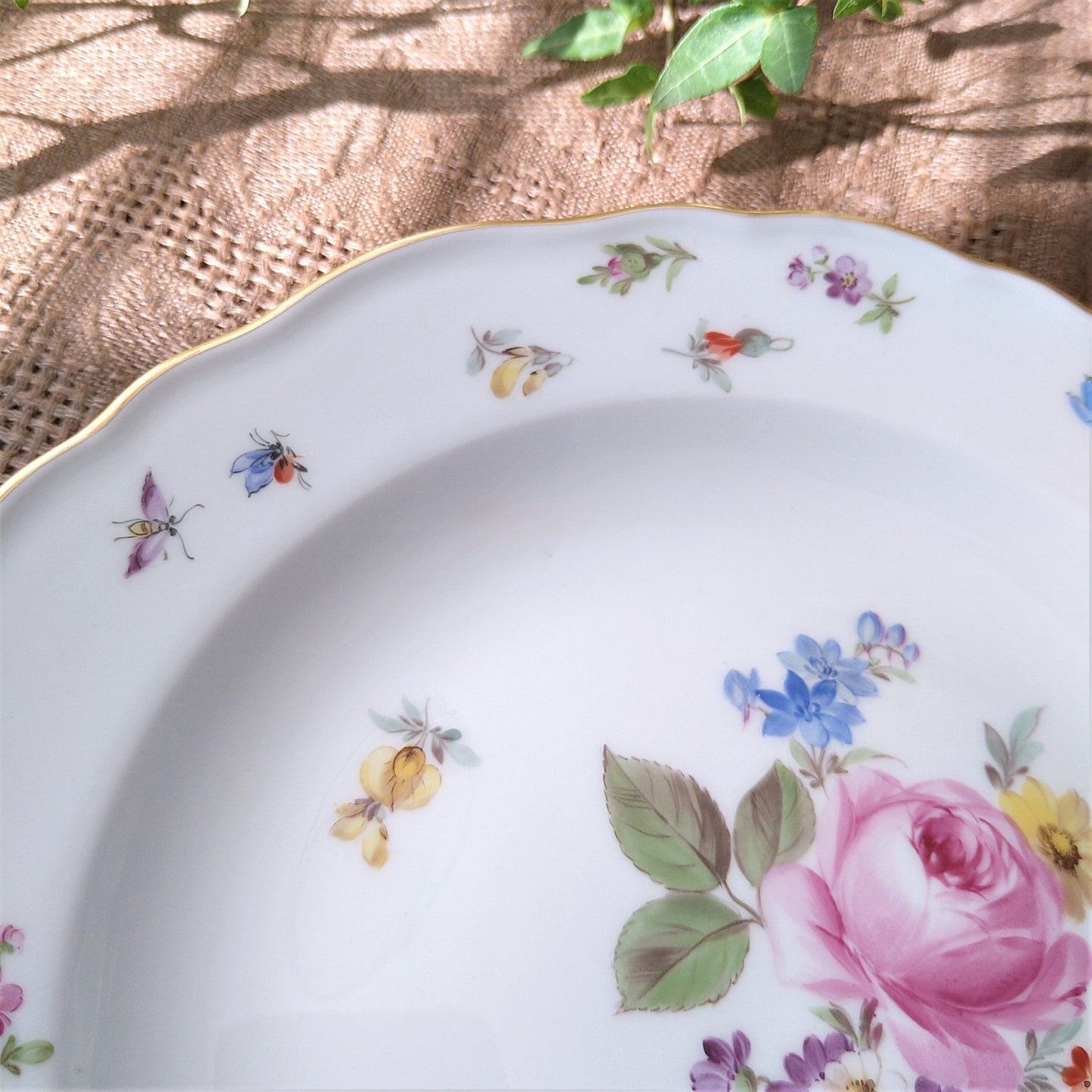1860～1924年Meissen花と昆虫の絵 前菜皿21㎝Dピンクのバラと小花/21㎝Plate