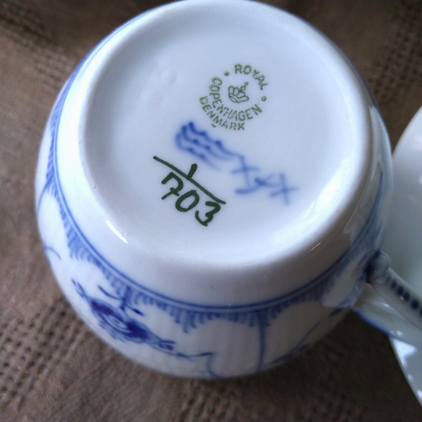 大きいんです。RoyalCopenhagen1950～70年代のブルーフルーテッドハーフレース容量約330ml！ホットチョコレートカップソーサー