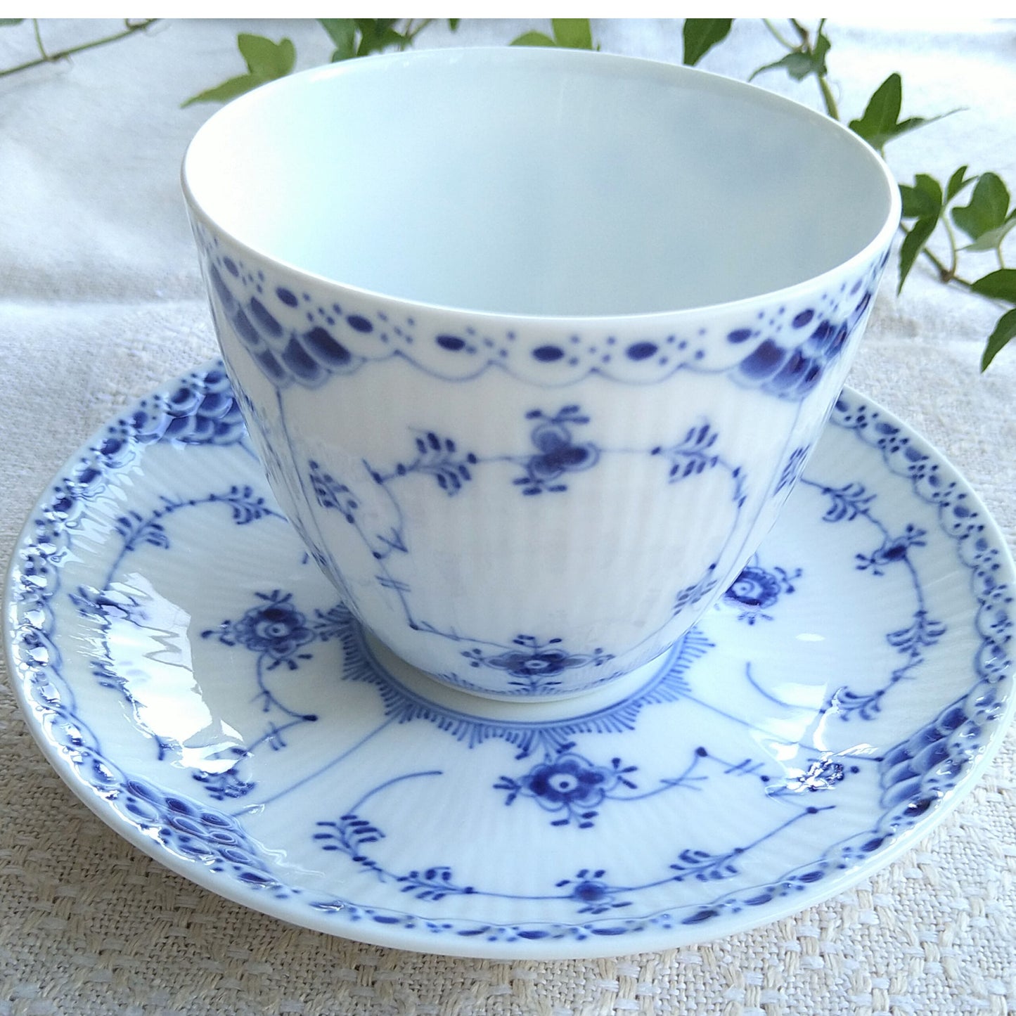 大きいんです。RoyalCopenhagen1950～70年代のブルーフルーテッドハーフレース容量約330ml！ホットチョコレートカップソーサー