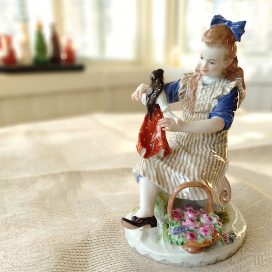 1924年以前MeissenマイセンPaulHelmig原型/人形で遊ぶ女の子のフィギュリン高さ約16㎝H