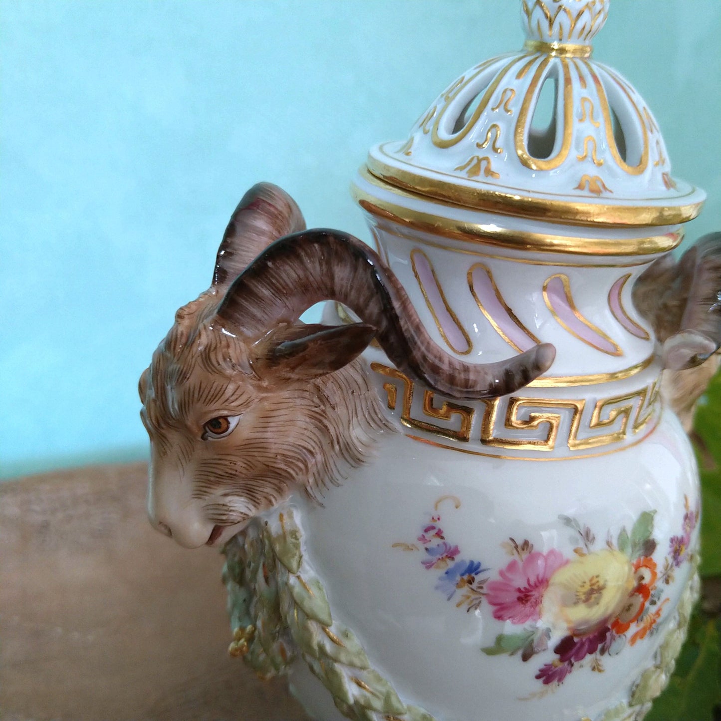Meissen1924年以前🐐山羊と月桂樹のレリーフのポプリベース高さ約18㎝H
