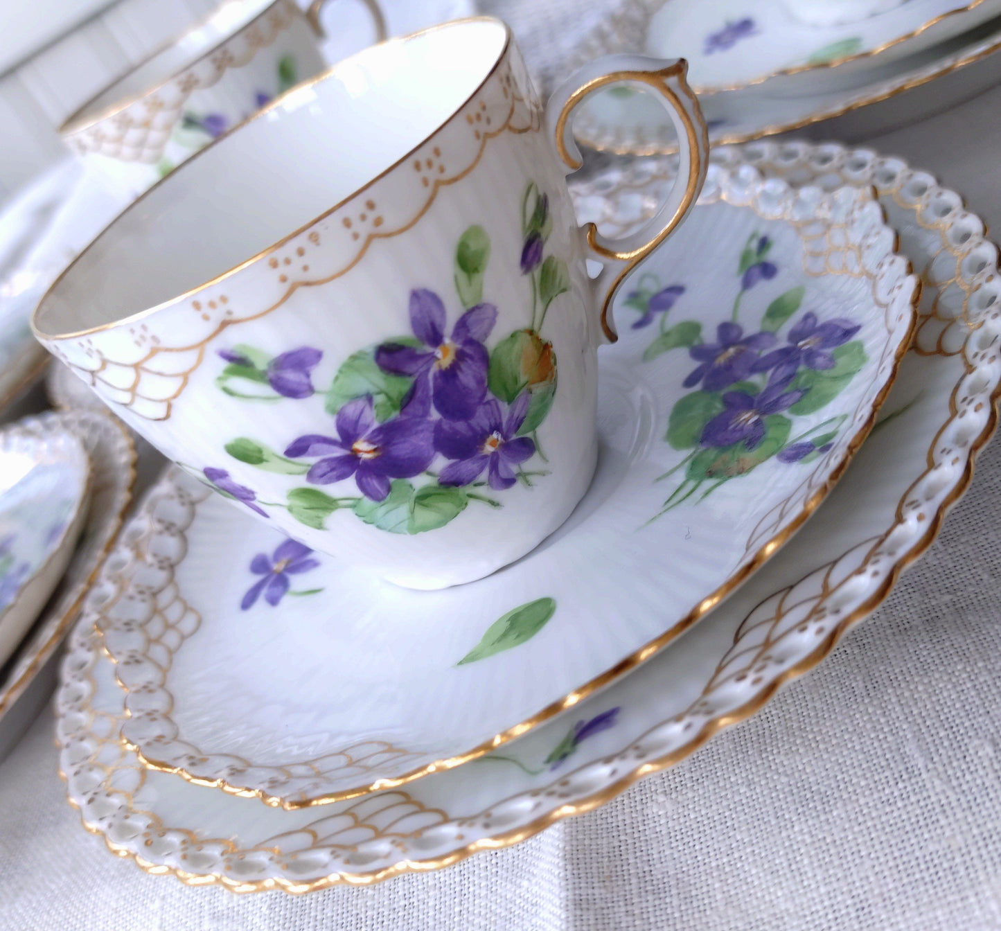 1870-1890年RoyalCopenhagenの紫のスミレのモカカップソーサー/デミタスと小さなケーキプレート直径約14.5㎝Dのトリオ