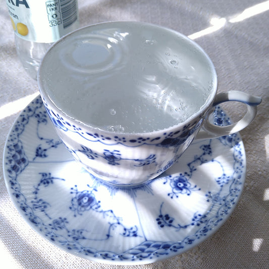 大きいんです。RoyalCopenhagen1950～70年代のブルーフルーテッドハーフレース容量約330ml！ホットチョコレートカップソーサー