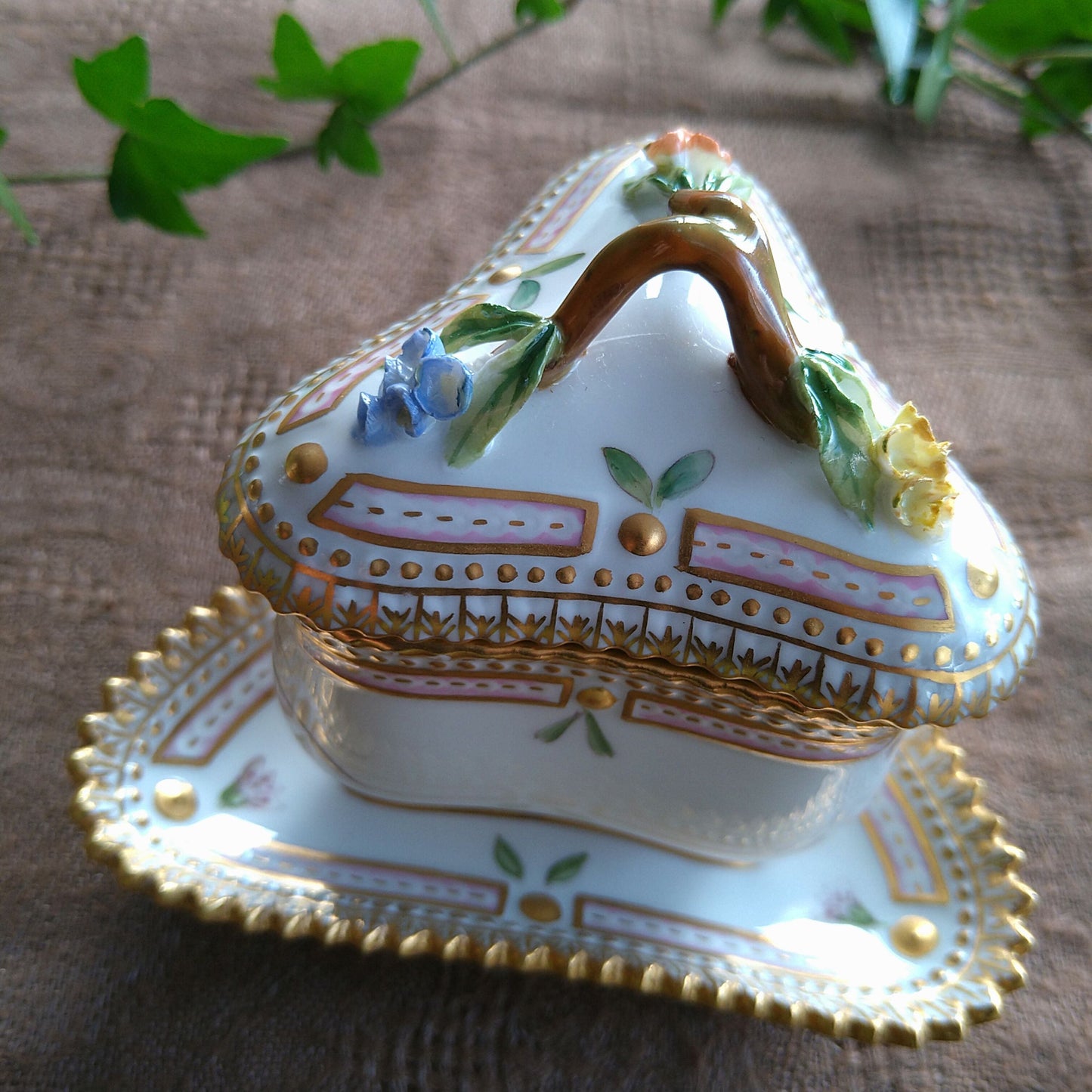 1960年代のRoyalCopenhagenフローラダニカの3角シトロンカップソーサー、花はハナワラビです。/FloraDanicaCitronCupSaucer